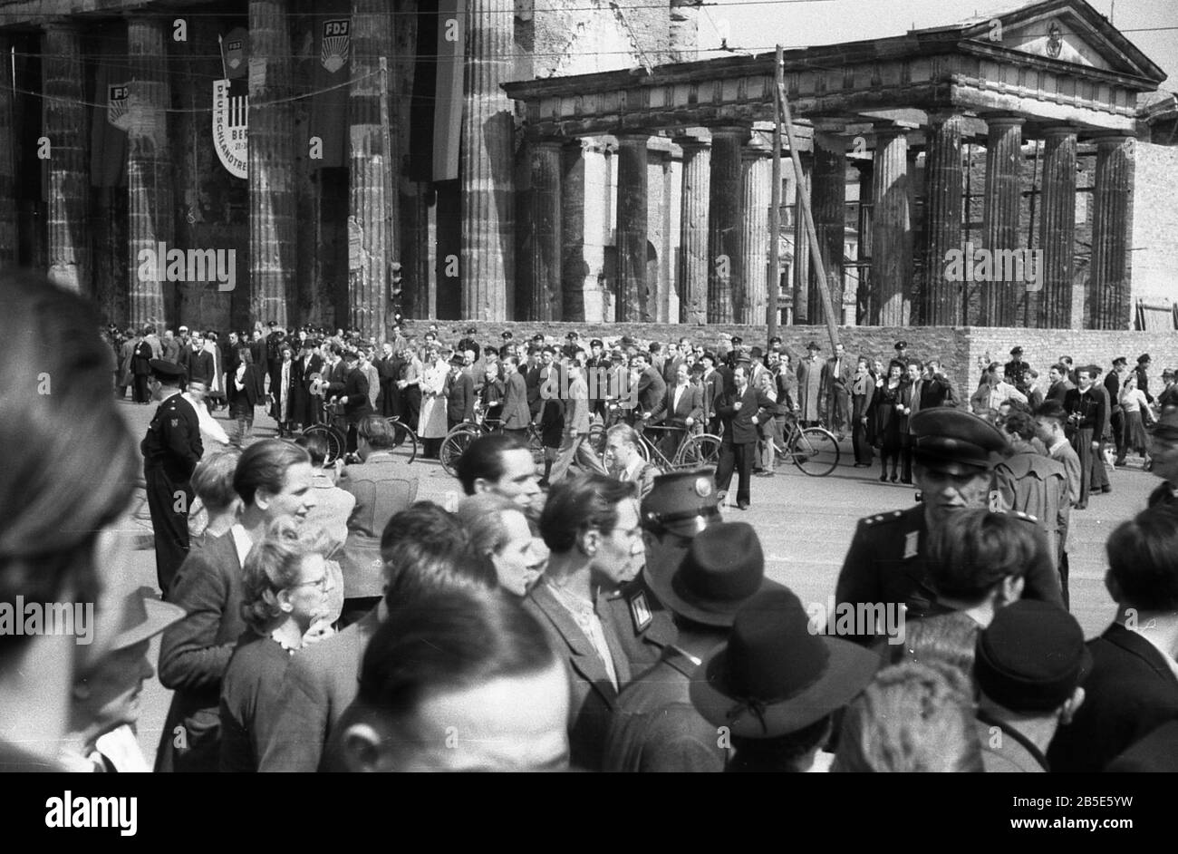 Sowjetisches Ehrenmahl Berlin Tiergaten / Sowjetisches Kriegsdenkmal - Ertüchtung / Errichtung 1945 Stockfoto
