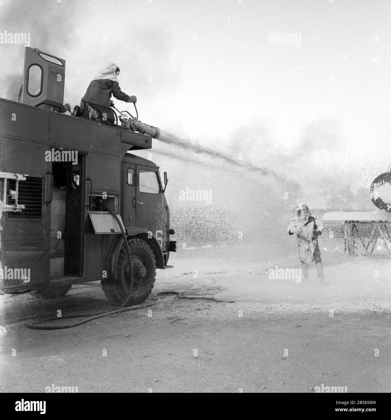 US-Marine Ausbildung Flugzeugfeuerwehr mit Tanklöschfahrzeug / United States Navy Training Airport Feuerwehr mit Feuerwehrfahrzeugen Stockfoto