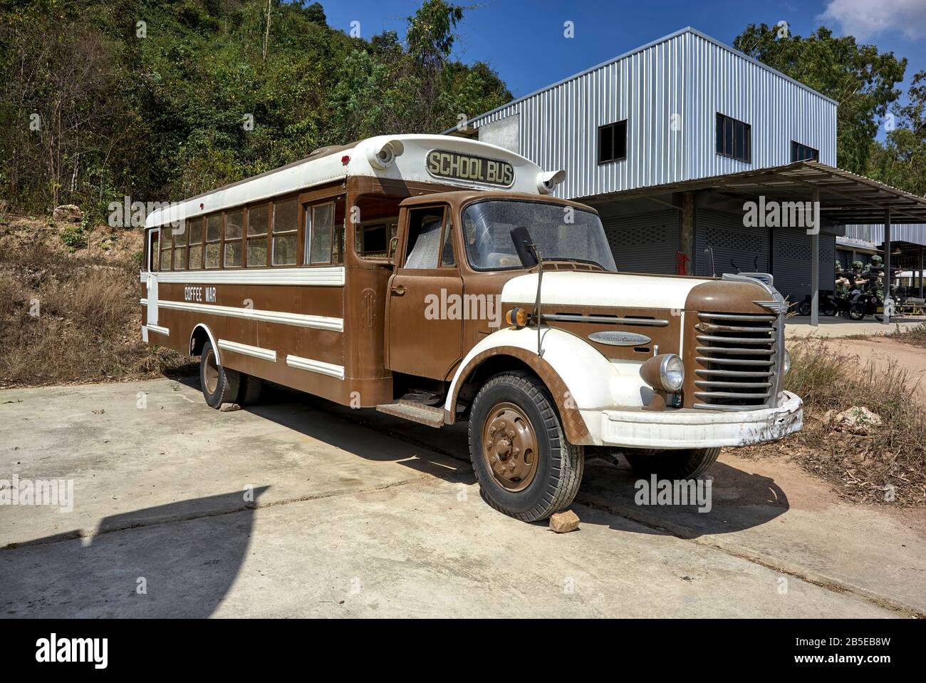 Oldtimer School Bus an einem Wiederaufbauort der US Army WW2 mit alter und antiker amerikanischer Kriegsausrüstung. Thailand Südost-Asien Stockfoto