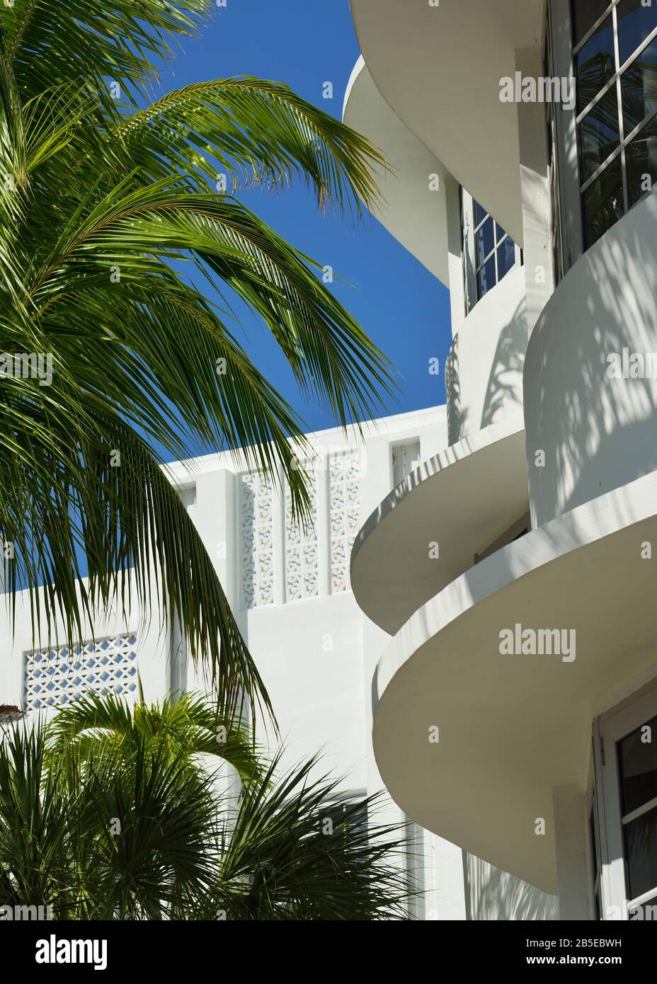 Architektonische Details von Betonplatten an Art-Deco-Gebäuden von South Beach, Miami, Florida. Wellenmottifs, Palmen, tropische Vibes, Bogen der 1930er Jahre Stockfoto