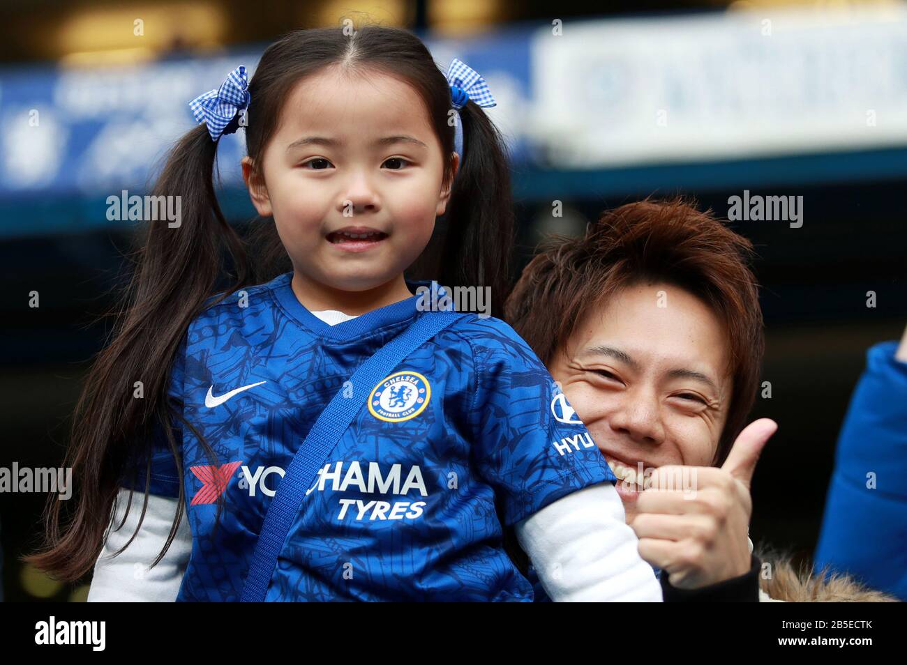 Ein Chelsea-Fan Auf der Tribüne während des Premier-League-Spiels an der Stamford Bridge, London. Stockfoto