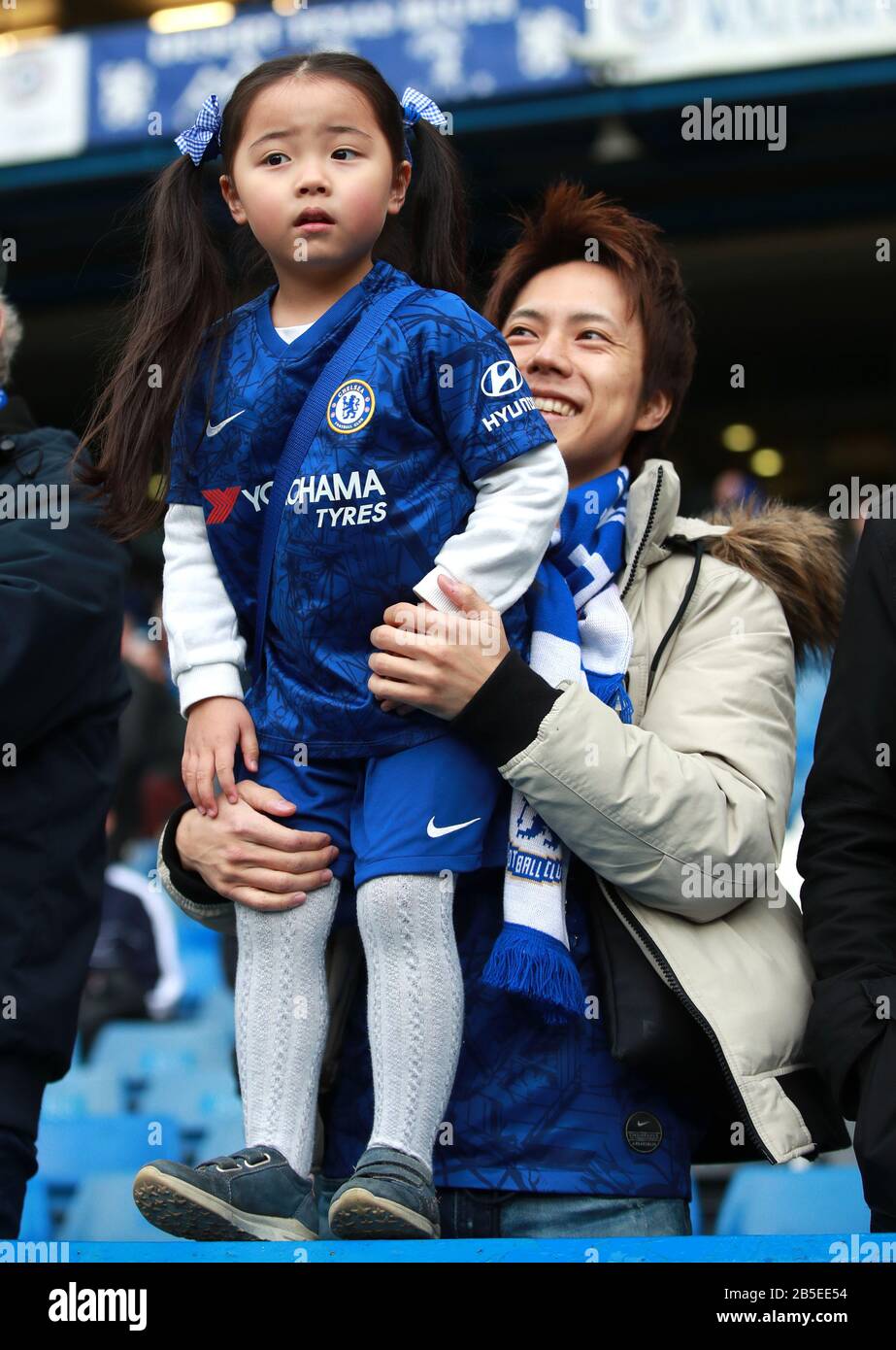 Ein Chelsea-Fan Auf der Tribüne während des Premier-League-Spiels an der Stamford Bridge, London. Stockfoto
