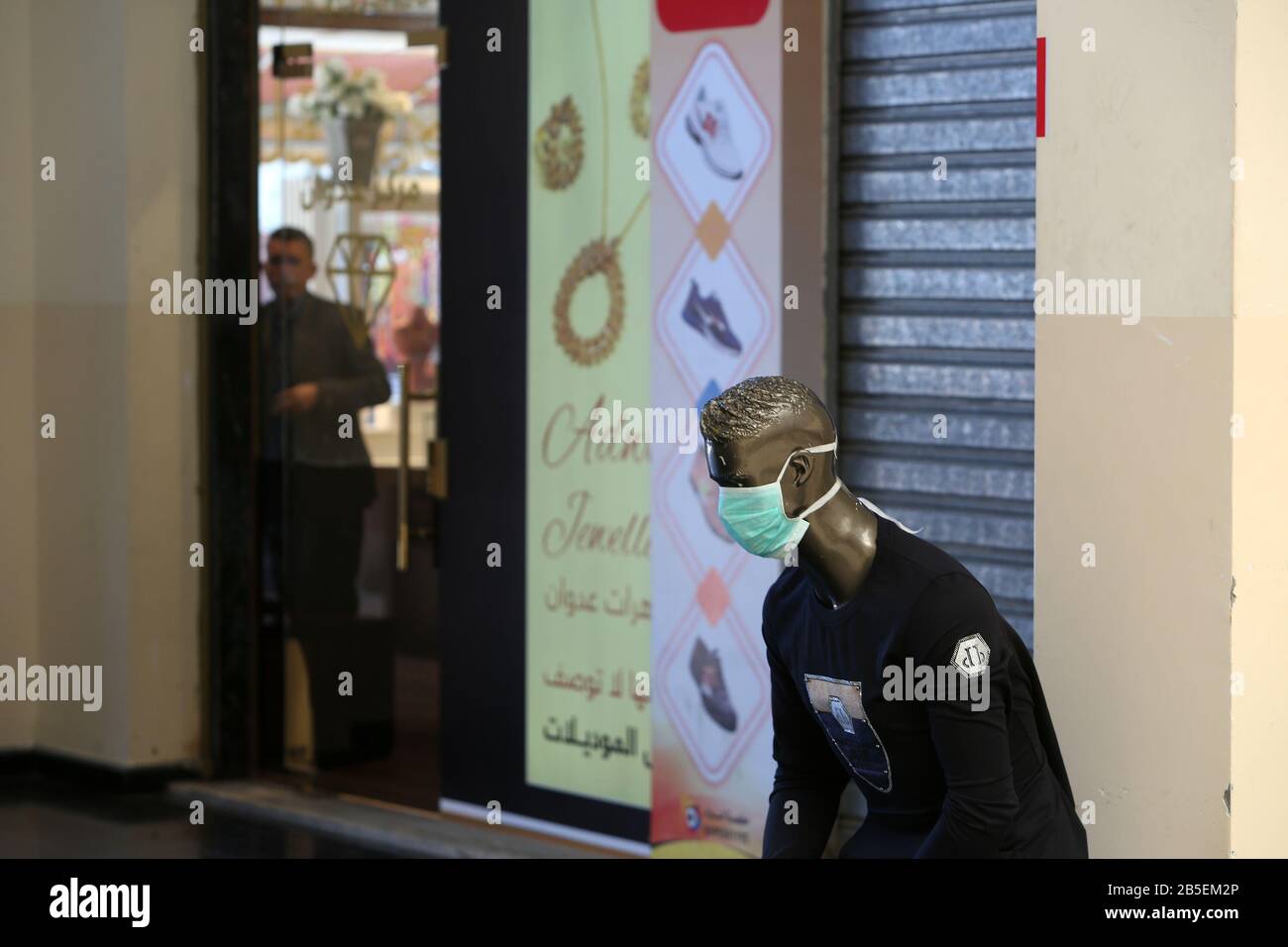 Schaufensterpuppen mit Gesichtsmasken, die vor einem Bekleidungsgeschäft im Gazastreifen ausgestellt wurden, um am 8. März 2020 das Bewusstsein für die Coronavirus-Krankheit COVID-19 zu verbreiten, Stockfoto