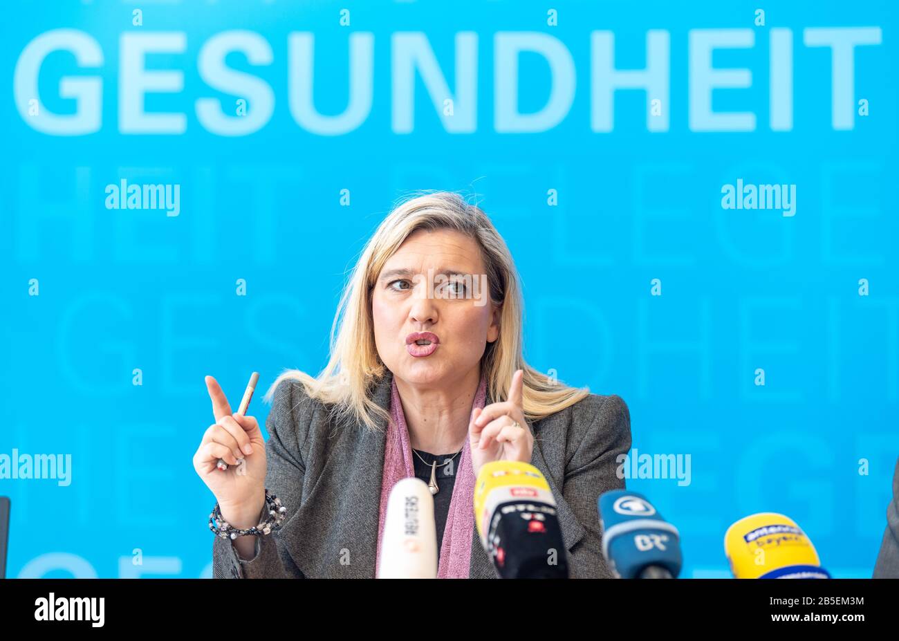 München, Deutschland. März 2020. Melanie Huml (CSU), Staatsministerin für Gesundheit und Pflege in Bayern, gibt im Gesundheitsministerium eine Pressekonferenz zur Entwicklung des Coronavirus. Kredit: Peter Kneffel / dpa / Alamy Live News Stockfoto