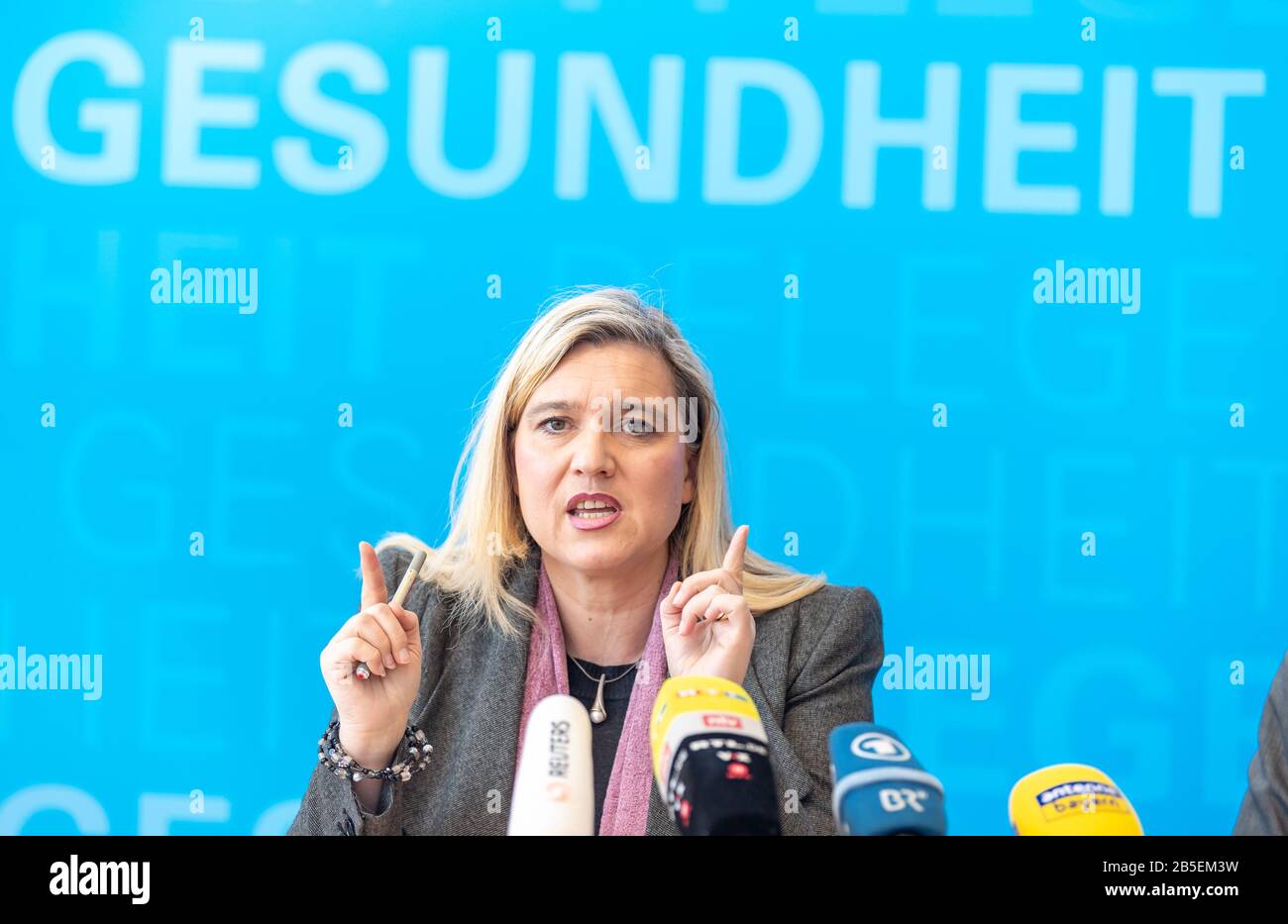 München, Deutschland. März 2020. Melanie Huml (CSU), Staatsministerin für Gesundheit und Pflege in Bayern, gibt im Gesundheitsministerium eine Pressekonferenz zur Entwicklung des Coronavirus. Kredit: Peter Kneffel / dpa / Alamy Live News Stockfoto