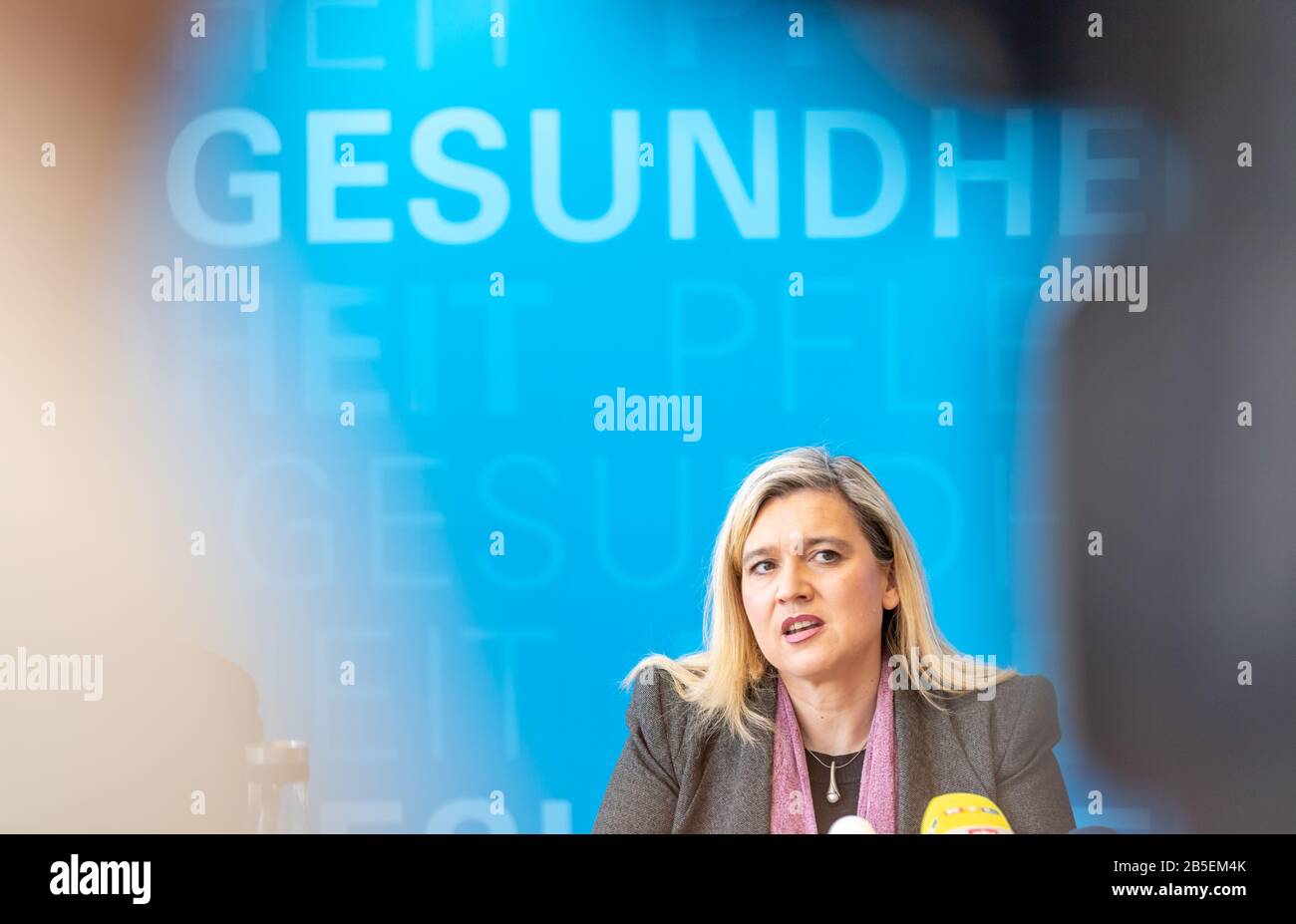 München, Deutschland. März 2020. Melanie Huml (CSU), Staatsministerin für Gesundheit und Pflege in Bayern, gibt im Gesundheitsministerium eine Pressekonferenz zur Entwicklung des Coronavirus. Kredit: Peter Kneffel / dpa / Alamy Live News Stockfoto