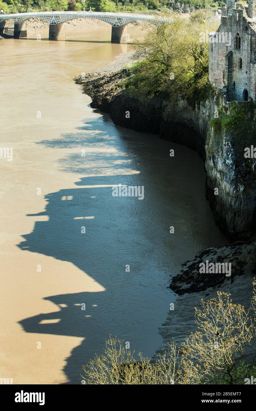 Ein Schatten der Umrisse der Chepstow Castle aus dem 11. Jahrhundert am Fluss Wye, Großbritannien Stockfoto