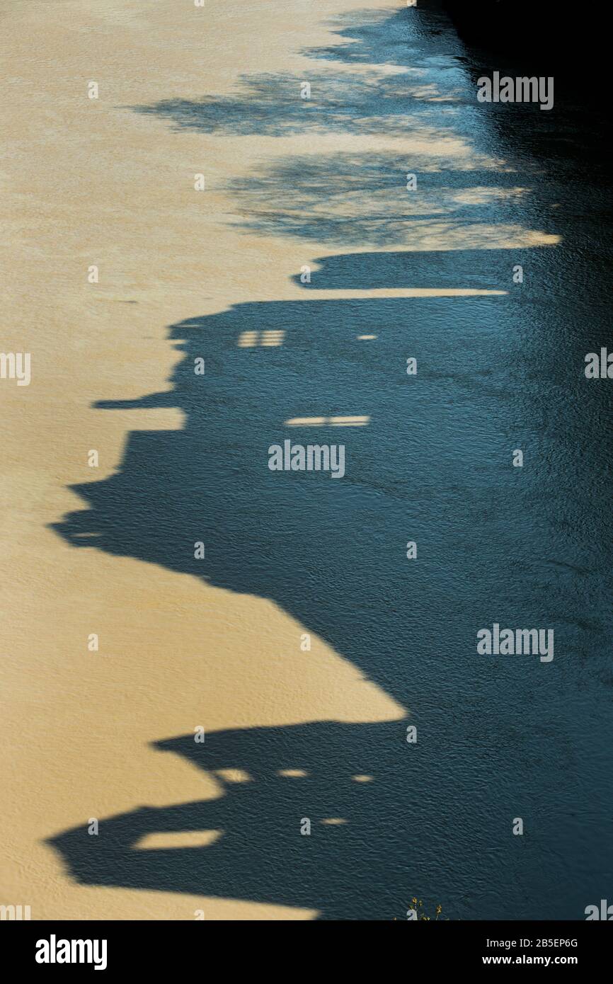 Ein Schatten der Umrisse der Chepstow Castle aus dem 11. Jahrhundert am Fluss Wye, Großbritannien Stockfoto