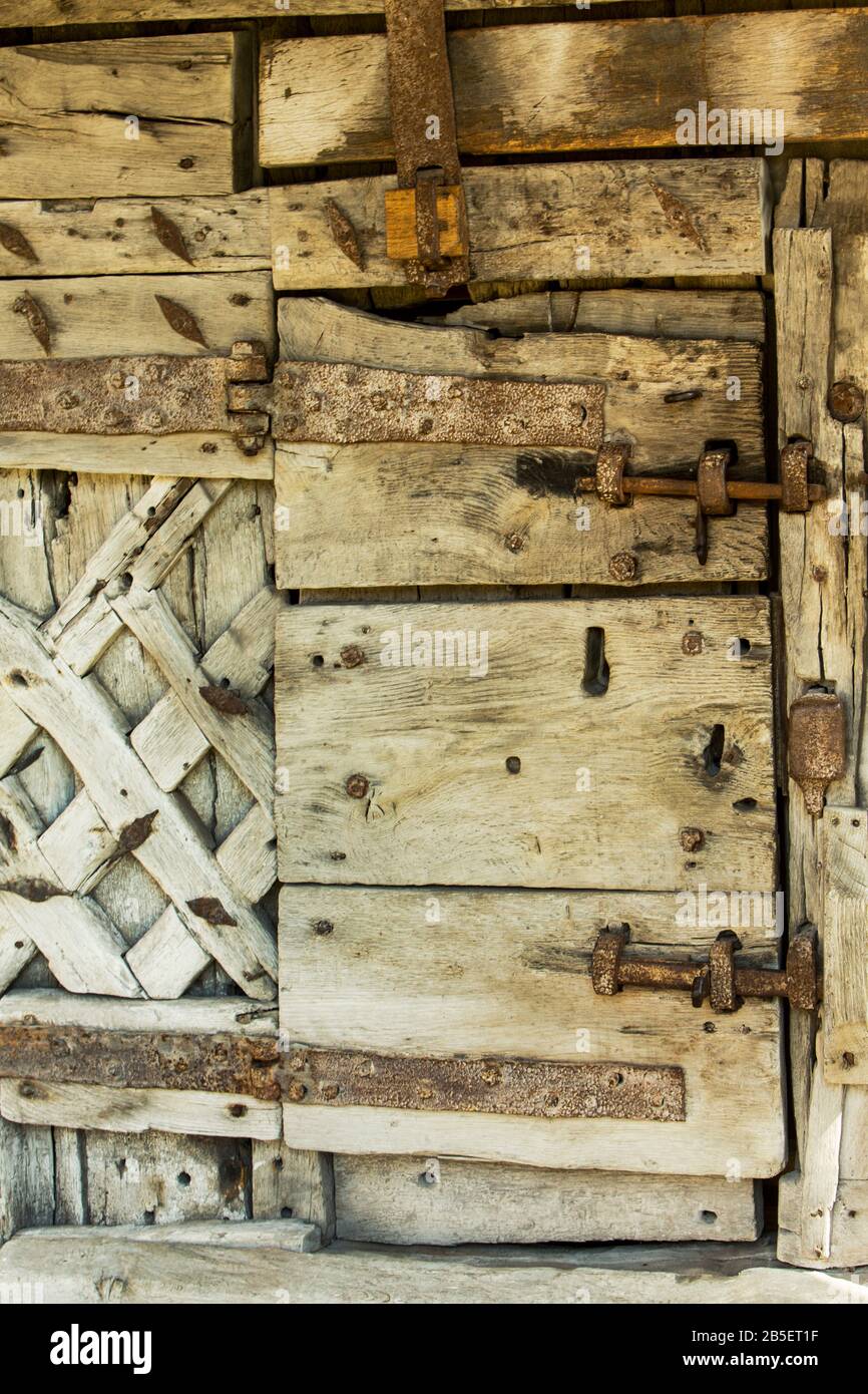 Details der ältesten Burgtür Europas, eine Eiche aus dem 11. Oder 12. Jahrhundert im Schloss Chepstow UK Stockfoto