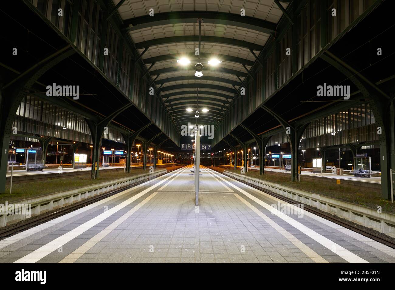 Darmstadt-Hessen, Deutschland - 16. Januar 2020: Darmstadt-Hauptbahnhof, Bahnsteigblick in der Nacht Stockfoto