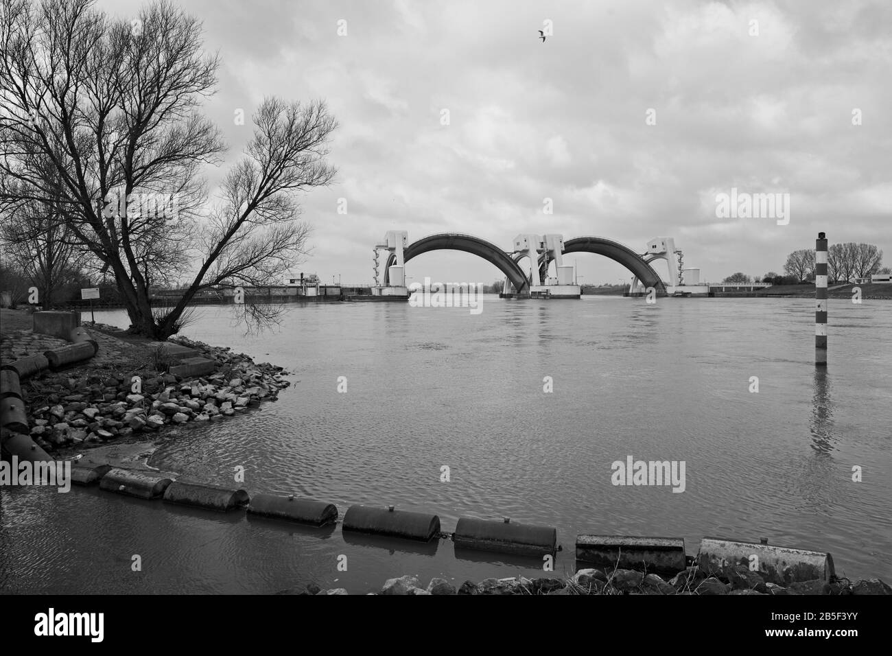 Weir im Rhein bei Amerongen in den Niederlanden Stockfoto