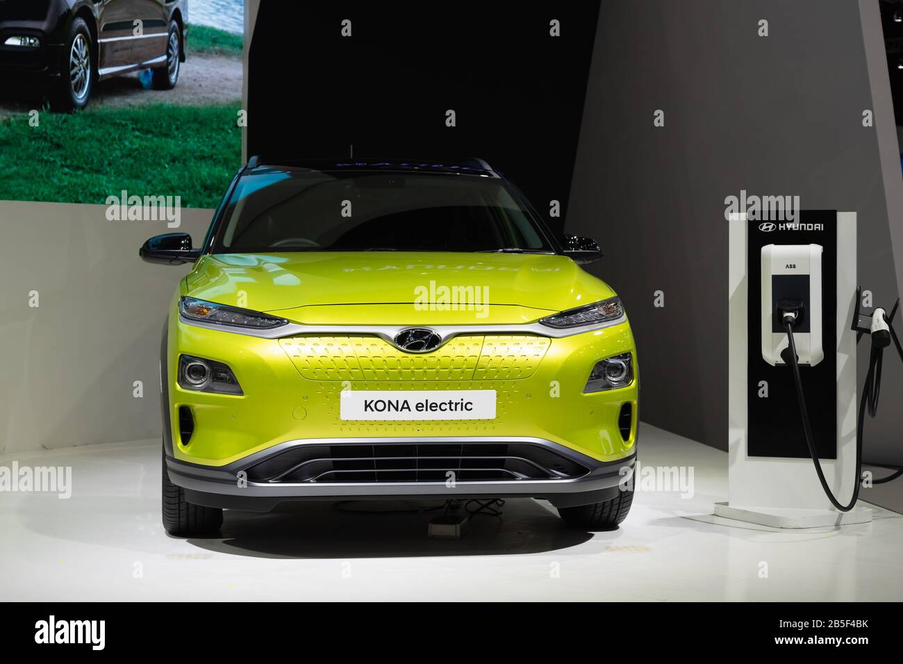 Bangkok, Thailand - 8. März 2020: Metallisch grüner Hyundai KONA Electric, Elektrofahrzeug der neuen Generation (Elektroauto) von südkoreanischem Automobilhersteller mA Stockfoto