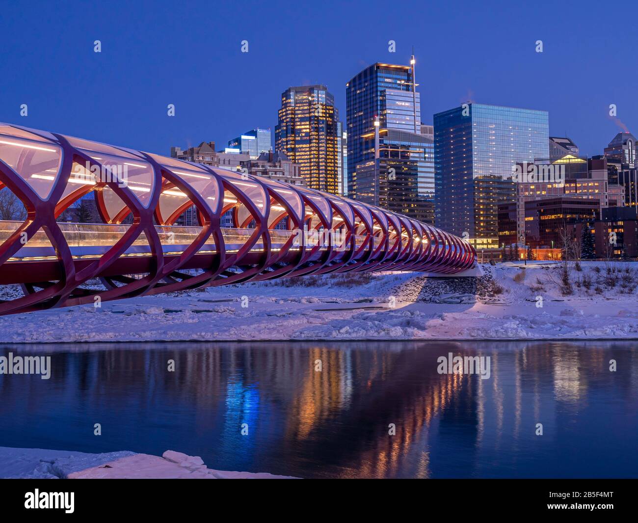 Calgary Stadtbild mit Peace Bridge und die Innenstadt von Wolkenkratzern in Alberta in der Nacht, Kanada. Stockfoto