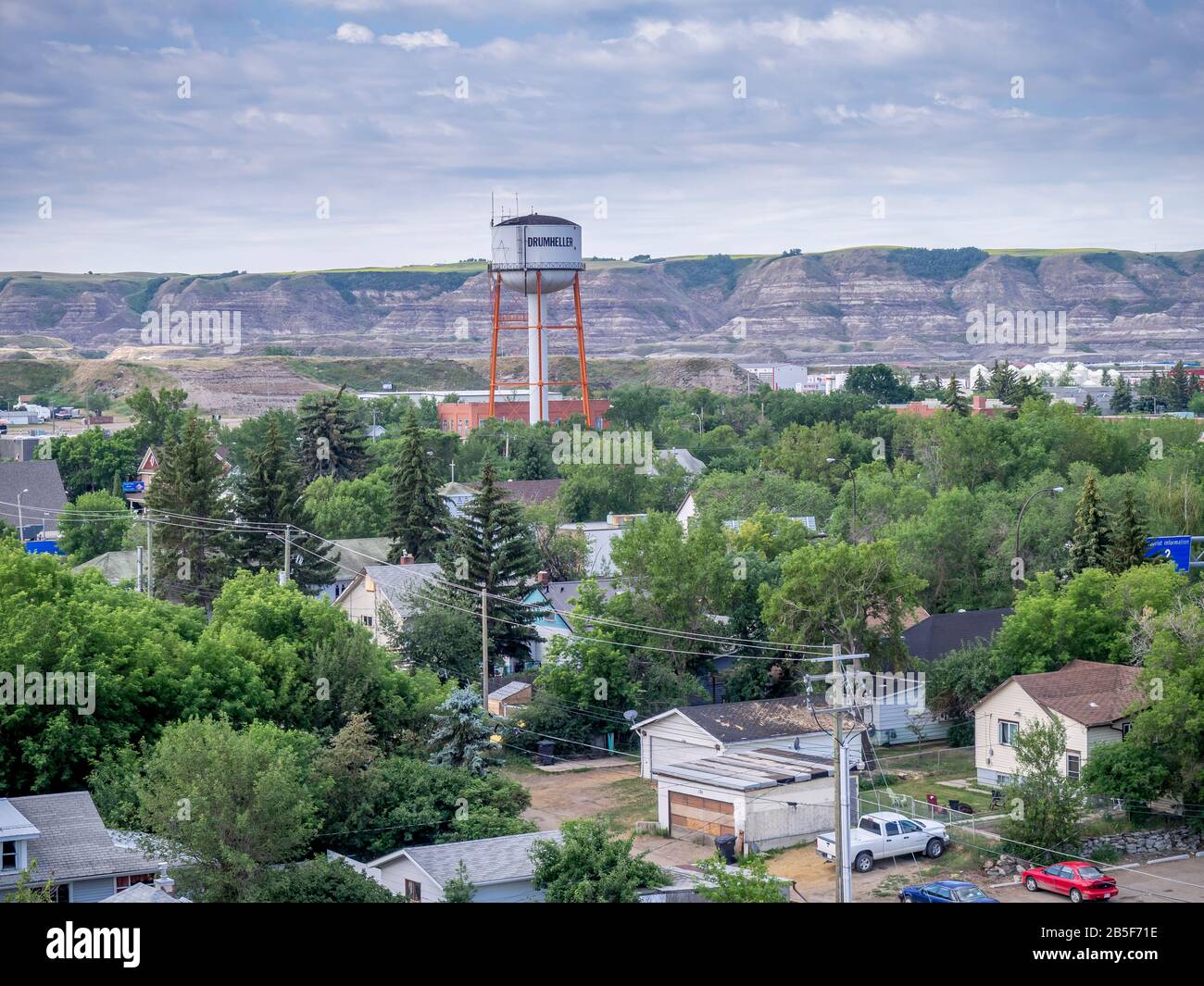 Blick auf Drumheller aus dem Mund des größten Dinosauriers der Welt. Drumheller ist berühmt für den Dinosaurier-Tourismus. Stockfoto