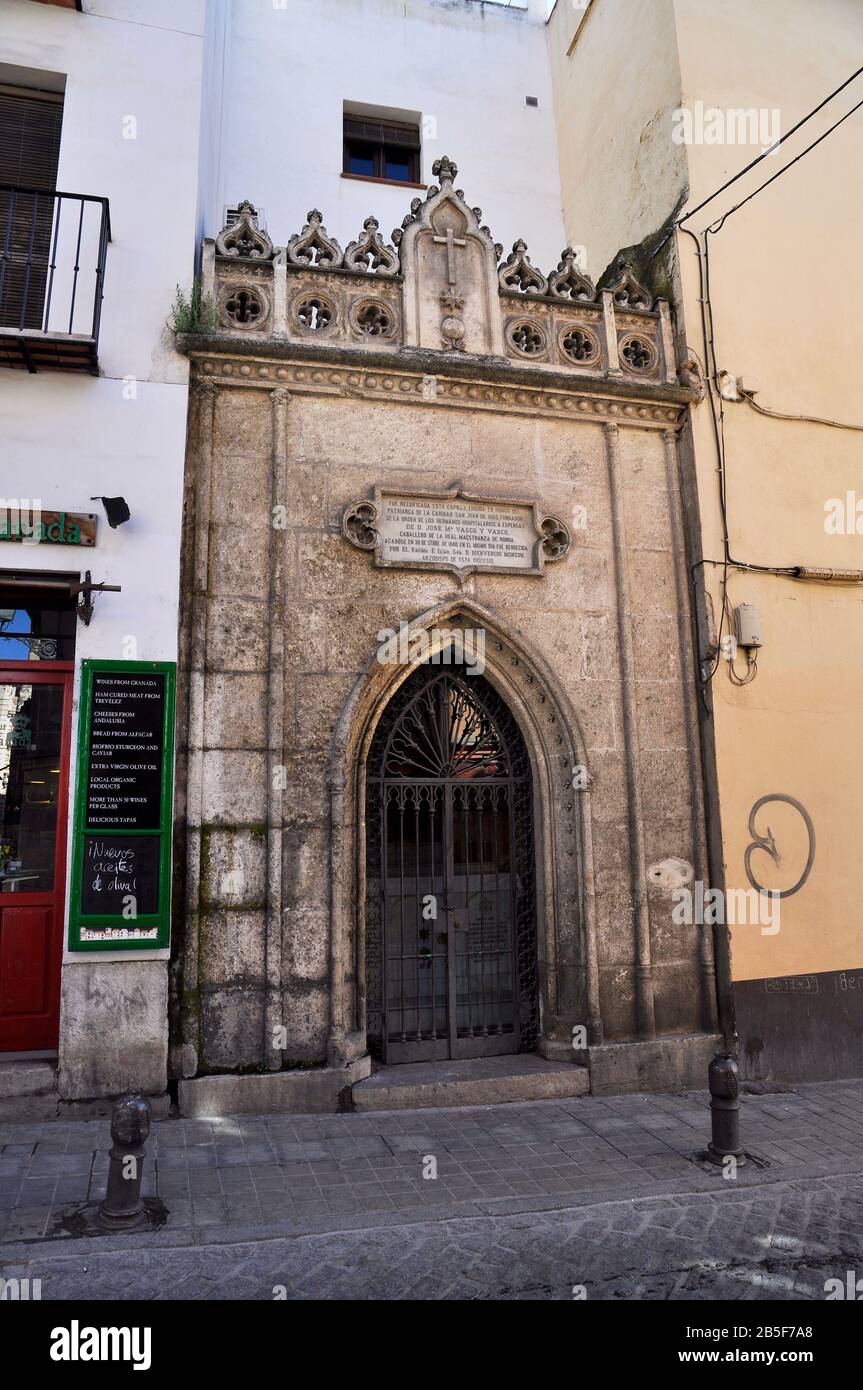 Fassade der Capilla de San Juan de Dios, einer neogotischen Kapelle aus dem 17. Jahrhundert, in der Straße Elvira (Granada, Andalusien, Spanien) Stockfoto