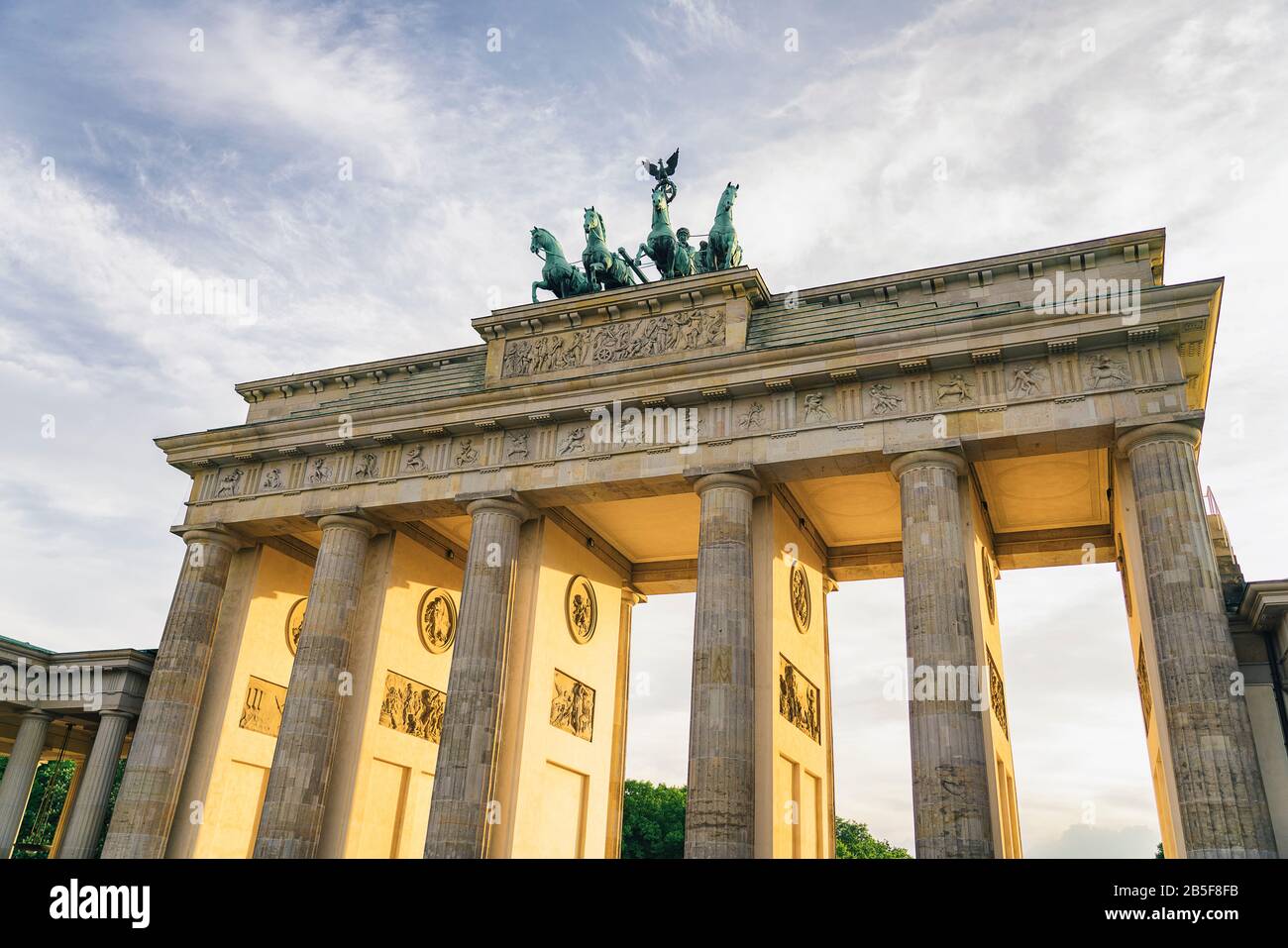 Brandenburger Tor bei Sonnenuntergang, deutsche ikonische Sehenswürdigkeit in Berlin Stockfoto