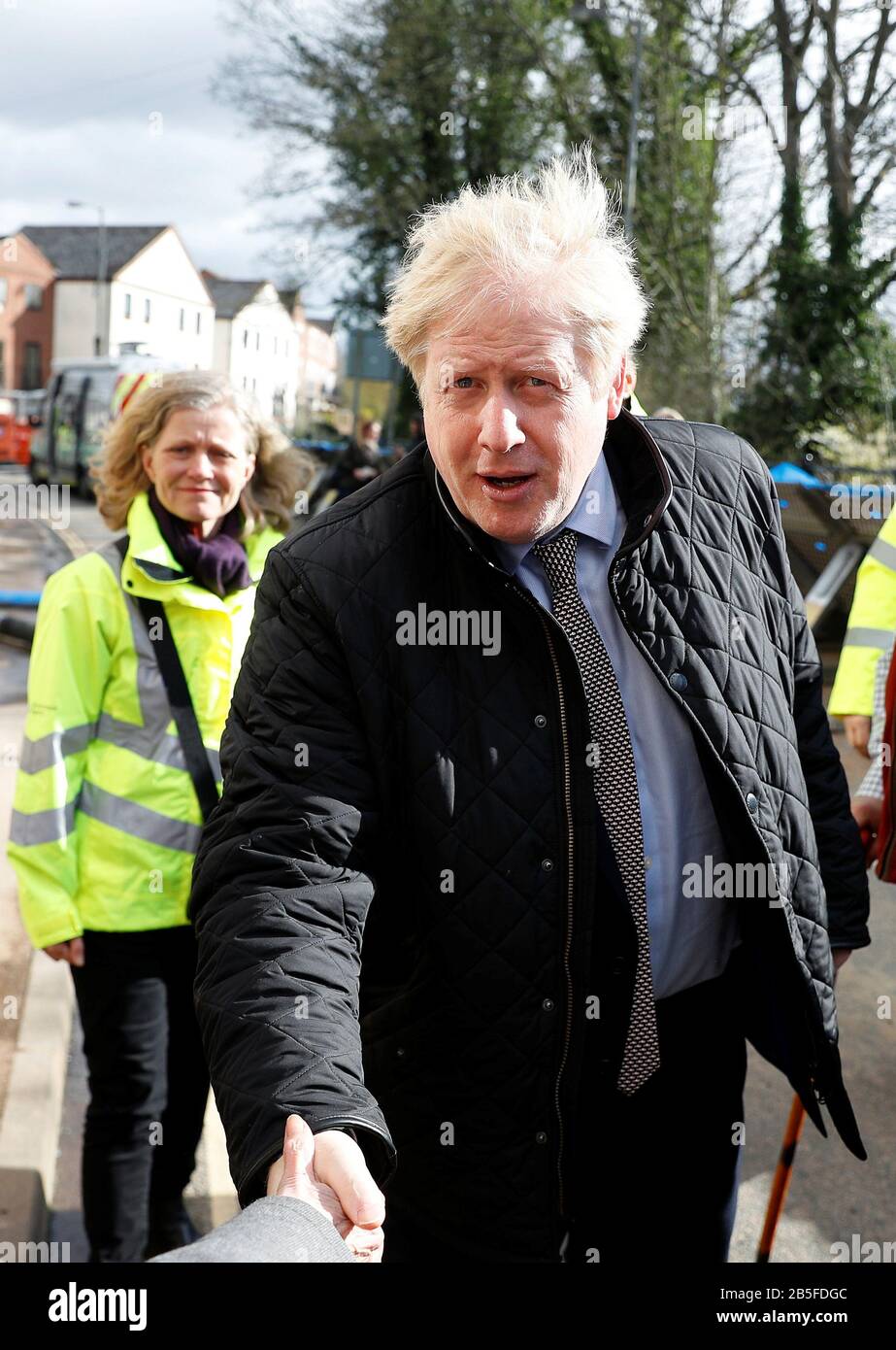 Premierminister Boris Johnson besucht Bewdley in Worcestershire, um nach den jüngsten Überschwemmungen im Severn-Tal und in ganz Großbritannien Wiederauffindungsanstrengungen zu sehen. Stockfoto