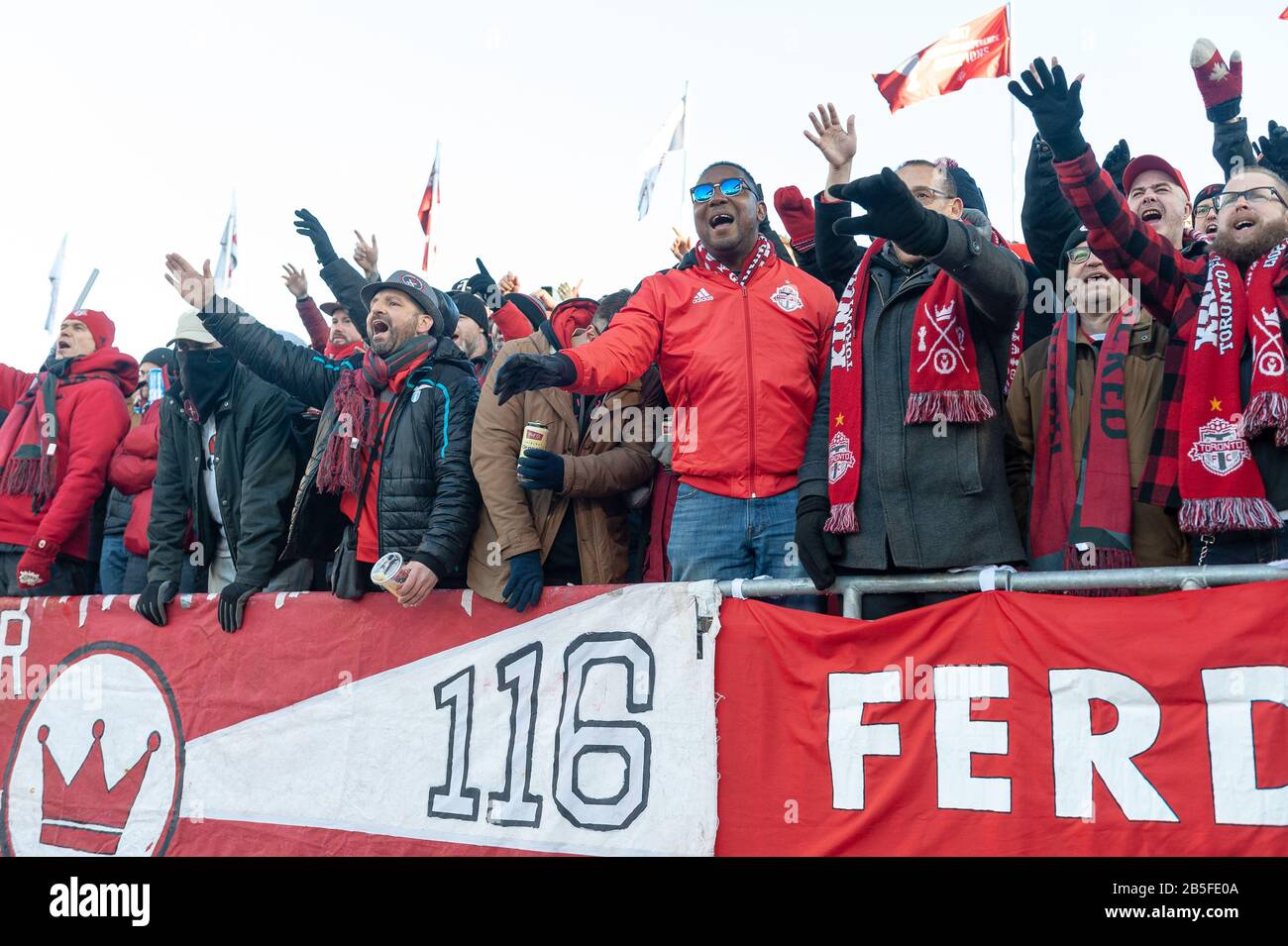 Fans des Toronto FC jubeln während des Spiels der Major League Soccer Season 2020 (MLS) zwischen dem Toronto FC und dem New York City FC im BMO Field in Toronto an.Endstand; Toronto FC 1:0 New York City. Stockfoto