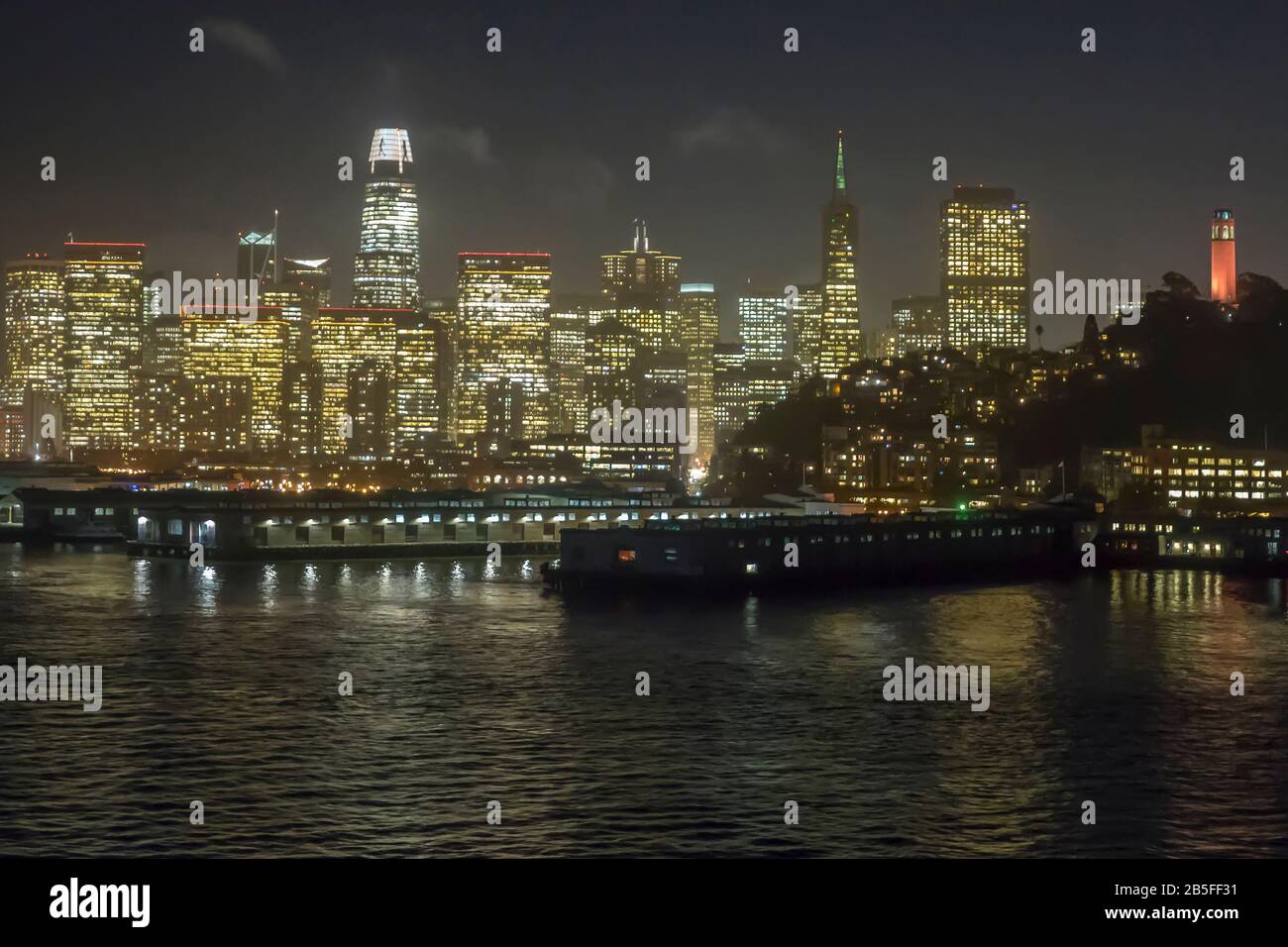 USA, Kalifornien, San Francisco, Skyline der Stadt in der Nacht Stockfoto