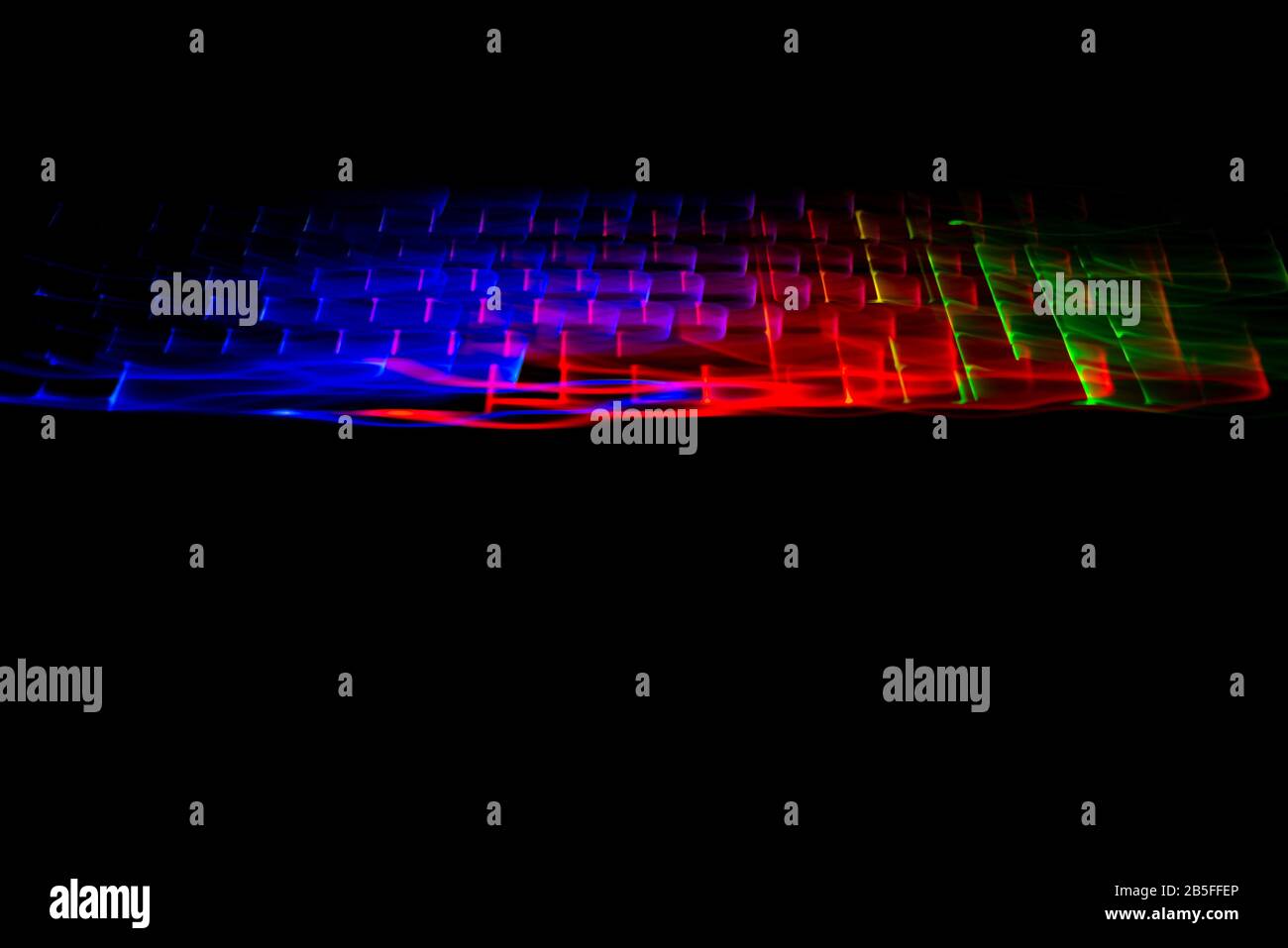 Abstrakte LED-Lichtertechnologie für die Gaming-Tastatur mit LED-Leuchten tritt auf schwarzem Hintergrund aus Stockfoto