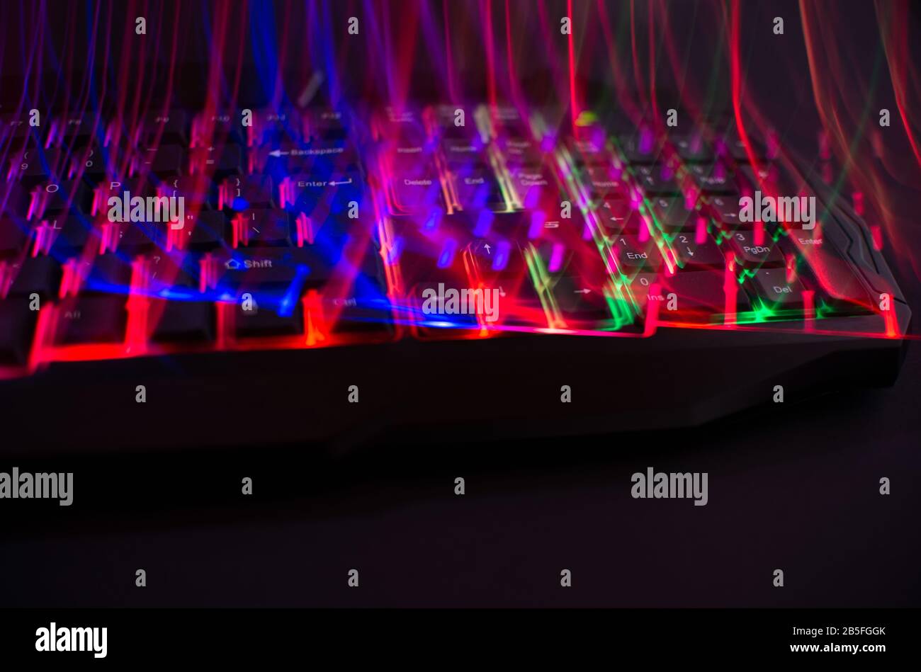 Abstrakte LED-Lichtertechnologie für die Gaming-Tastatur mit LED-Leuchten tritt auf schwarzem Hintergrund aus Stockfoto