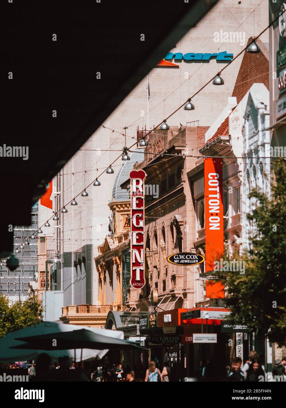 Eine belebte Hauptstraße in Adelaide, Australien Stockfoto