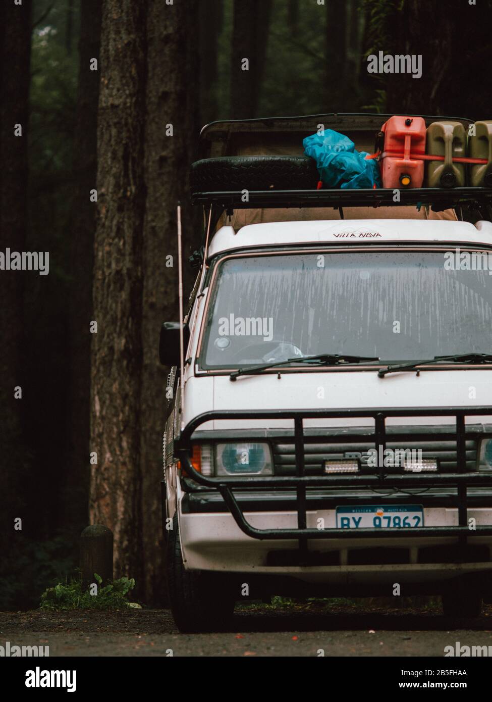 Ein Wohnwagen/Wohnmobil für Reisende in einem Wald in Australien Stockfoto