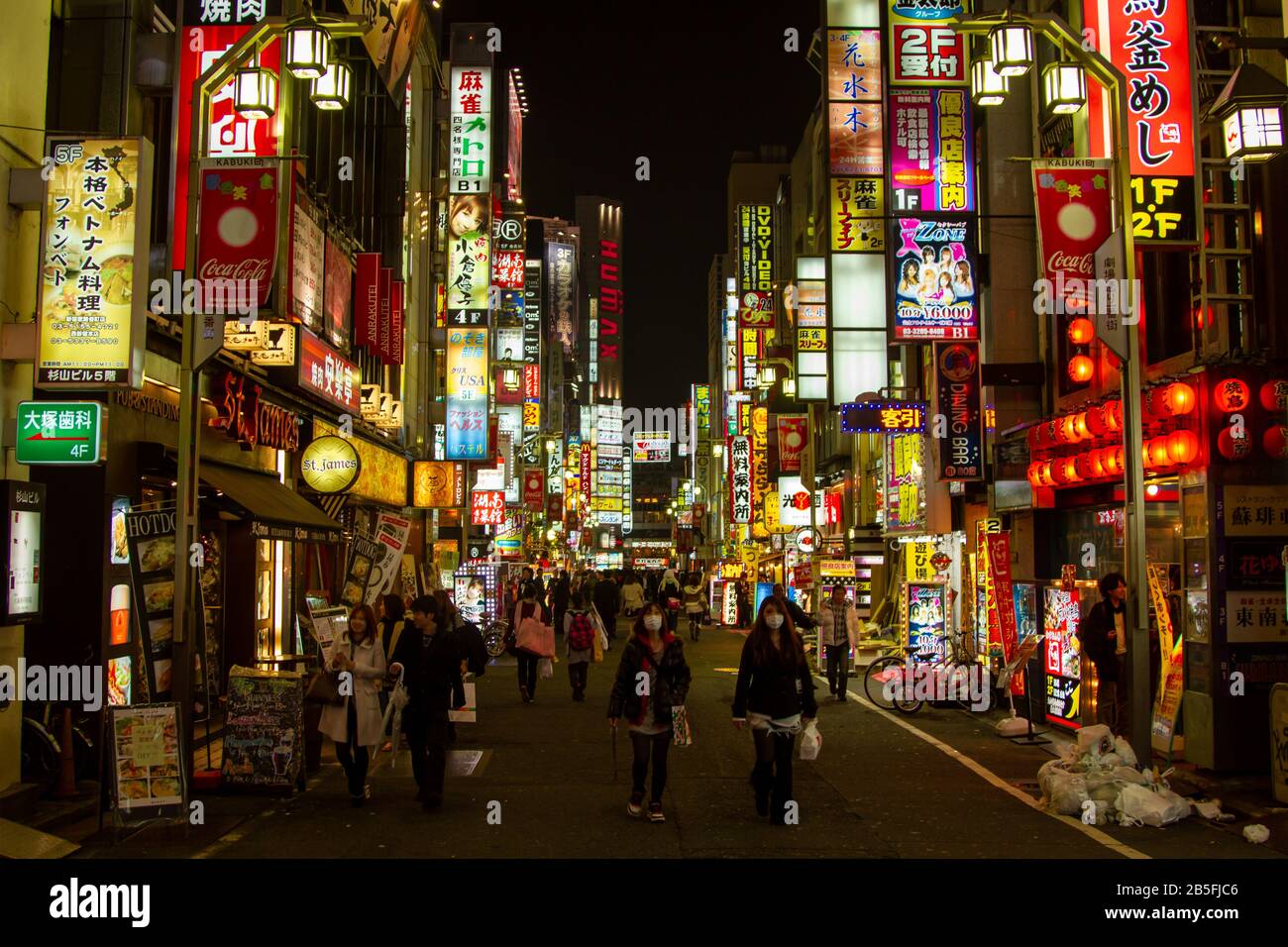 Nach Einbruch der Dunkelheit in der Innenstadt Tokios, Japan. Akihabara ist das beliebteste Gebiet für Fans von Anime, Mangas und Spielen im Nachtleben der Metropole Tokyo am Stree Stockfoto