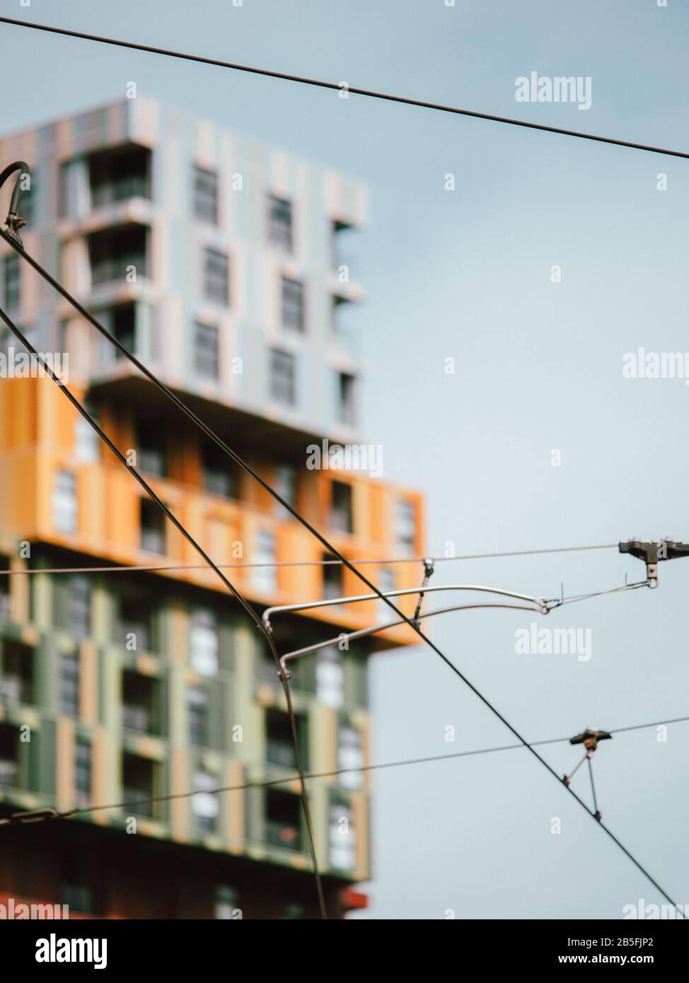 Ein buntes, Interessantes Beispiel für Architektur im Hintergrund einiger Tramkabel in Australien Stockfoto