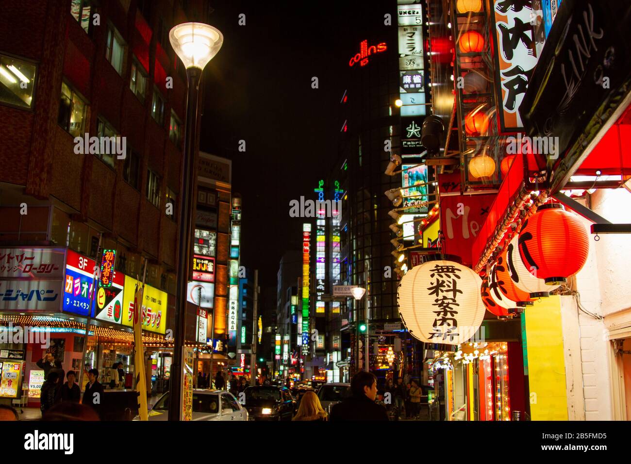 Nach Einbruch der Dunkelheit in der Innenstadt Tokios, Japan. Akihabara ist das beliebteste Gebiet für Fans von Anime, Mangas und Spielen im Nachtleben der Metropole Tokyo am Stree Stockfoto