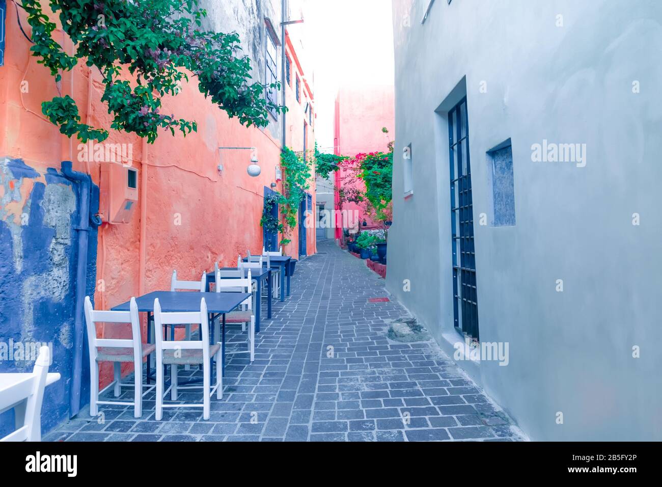 Café und Restaurants in den faszinierenden engen Gassen des beliebten Reiseziels auf der Insel Crete. Griechenland. Traditionelle Architektur und Farben der mediterranen ci Stockfoto