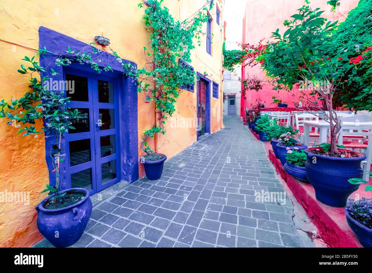 Café und Restaurants in den faszinierenden engen Gassen des beliebten Reiseziels auf der Insel Crete. Griechenland. Traditionelle Architektur und Farben der mediterranen ci Stockfoto