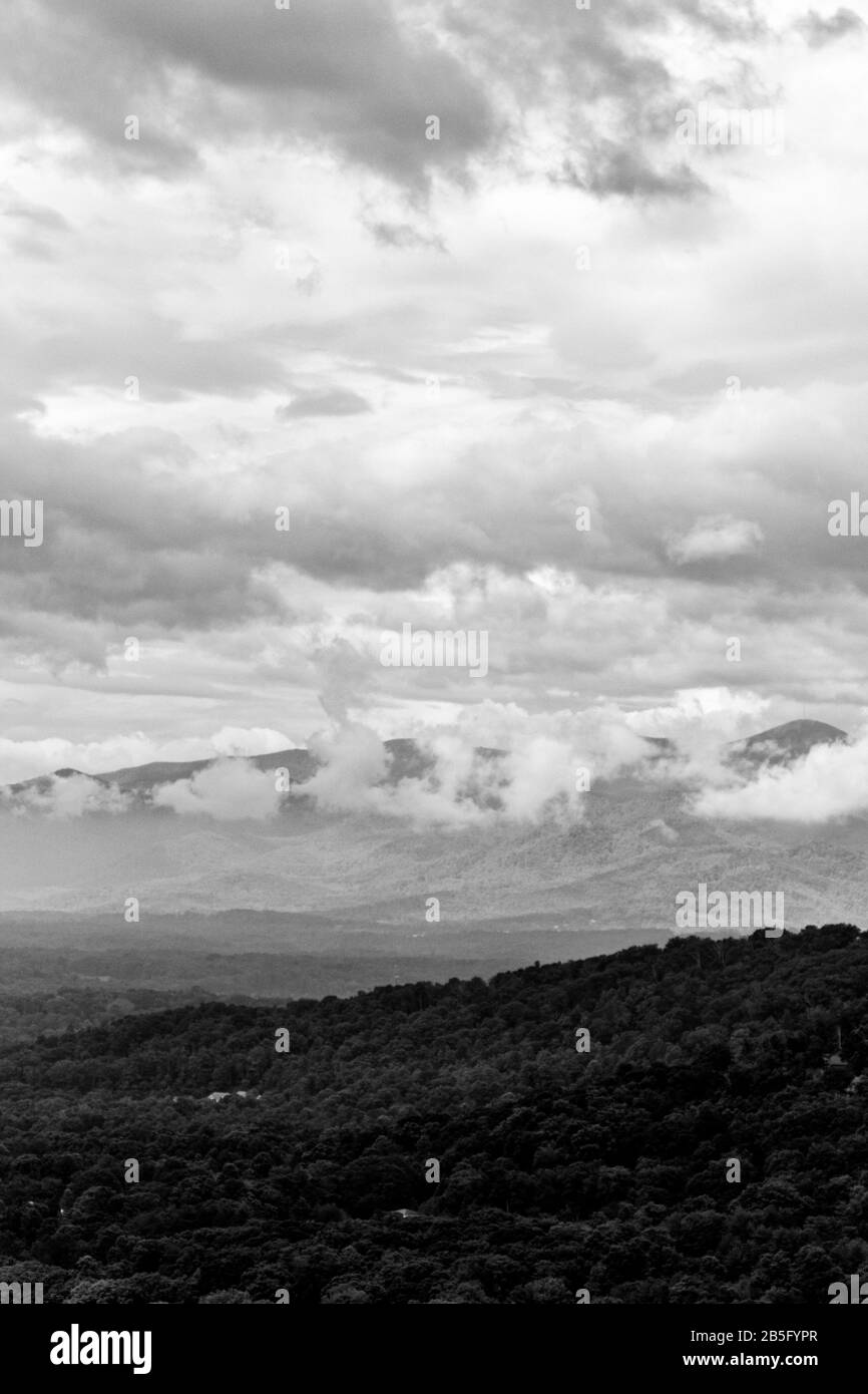 Bergkuppen gegen einen bewölkten Himmel wirken beruhigend auf den Blue Ridge Parkway in Asheville, NC, USA Stockfoto