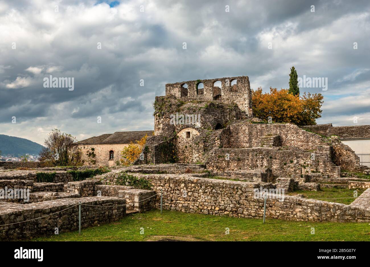 Blick auf die Ruinen der Akropolis Von Kale, der osmanischen Burg in Ioannina, Griechenland. Stockfoto