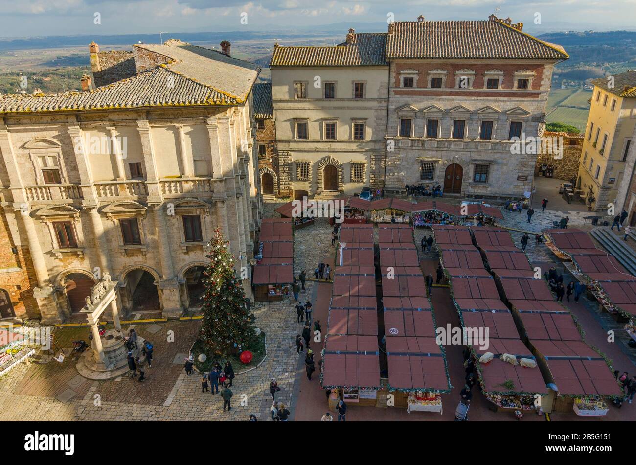 Montepulciano Platz von oben gesehen mit Weihnachtsmärkten Stockfoto