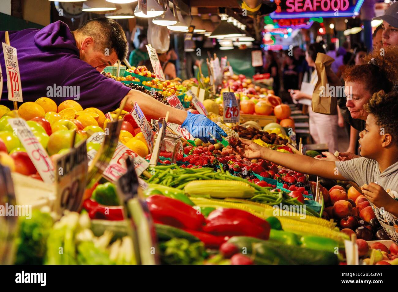 Seattle, WA, USA - 21. JULI: Gemüsestand am Pike Place Market in Downtown Seattle am 24. Juli 2018 in Seattle, Washington. Stockfoto