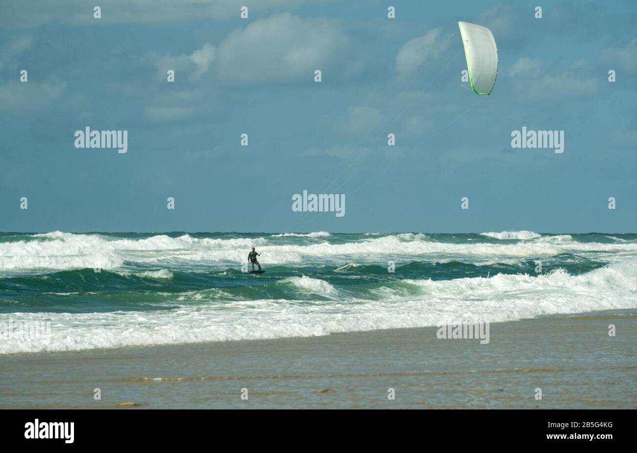 Kitesurfer in rauer See vor Lacanau-Océan, Frankreich. Stockfoto