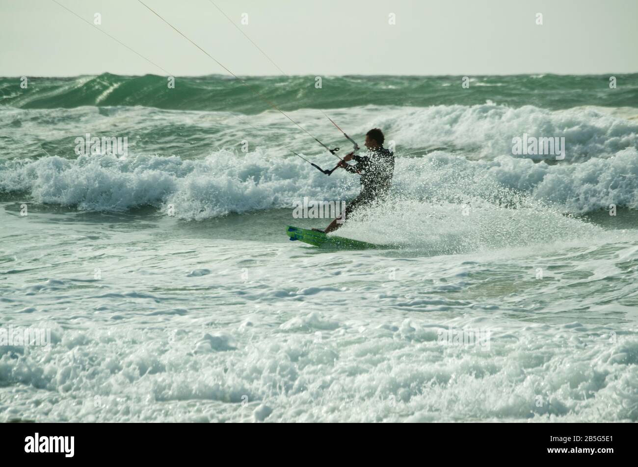 Kitesurfer, der in Lacanau-Océan, Frankreich, durch Wellen und raue Meere reitet Stockfoto