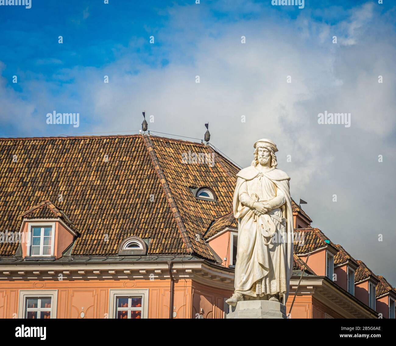 walther-von-der-vogelweide-denkmal-in-bozen-stockfotos-und-bilder