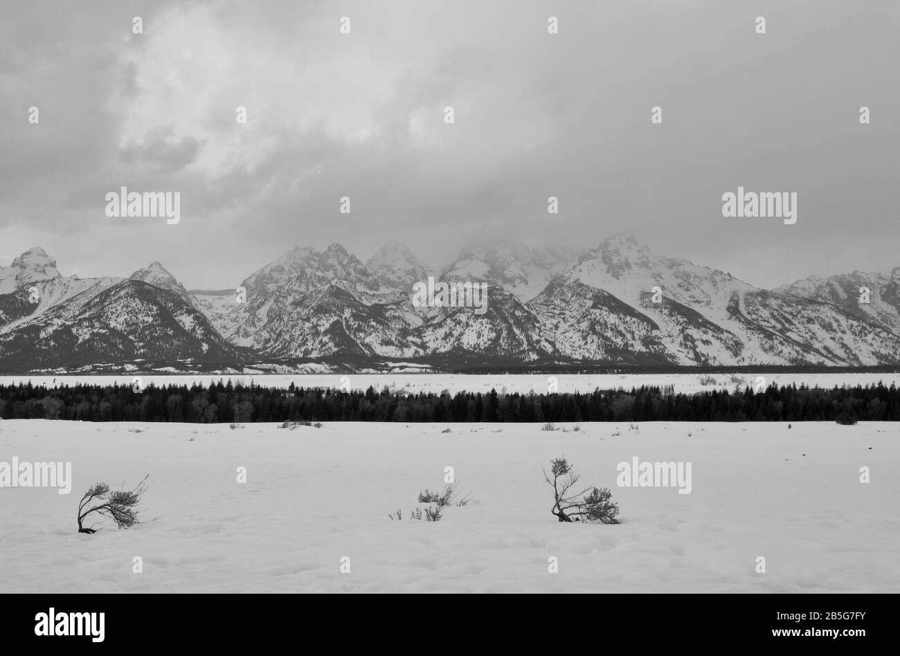 Mächtige Berge unter stürmischem Himmel. Stockfoto