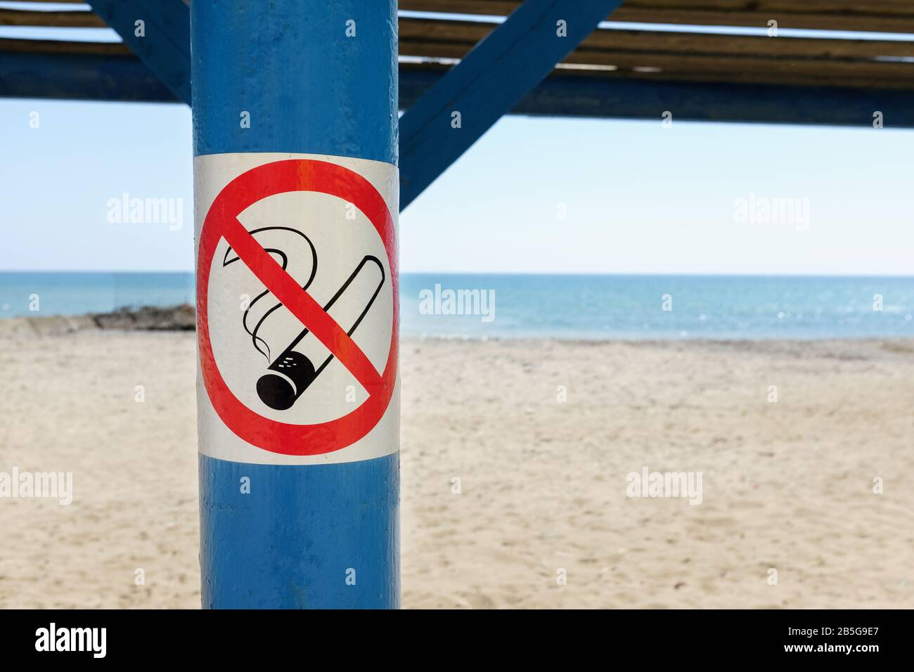 Nahaufnahme des Rauchverbotes über dem tropischen Sandstrand. Stockfoto