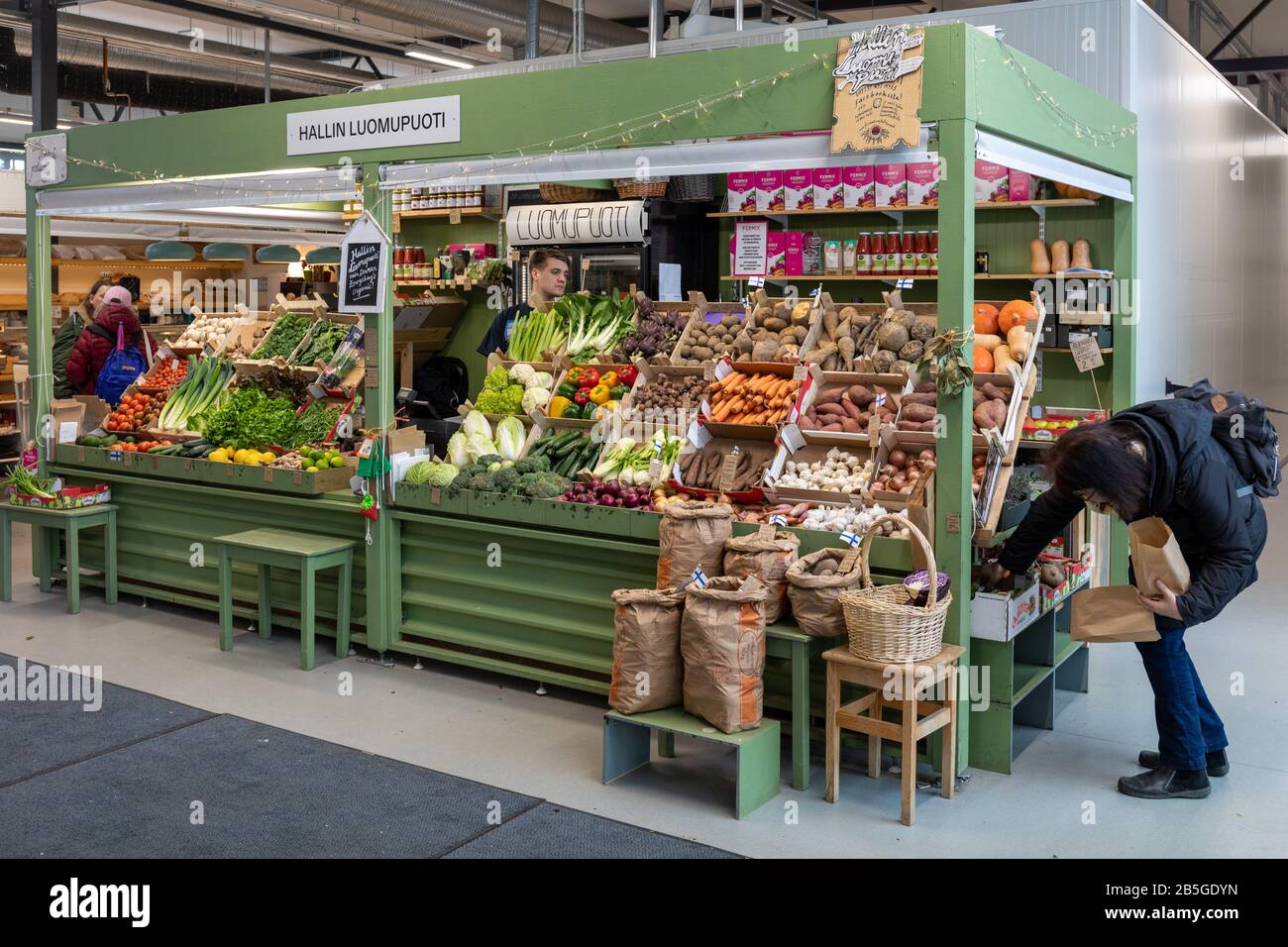 Verkäuferstall für organisches Gemüse in der provisorischen Markthalle in Hakaniemi, Helsinki, Finnland Stockfoto