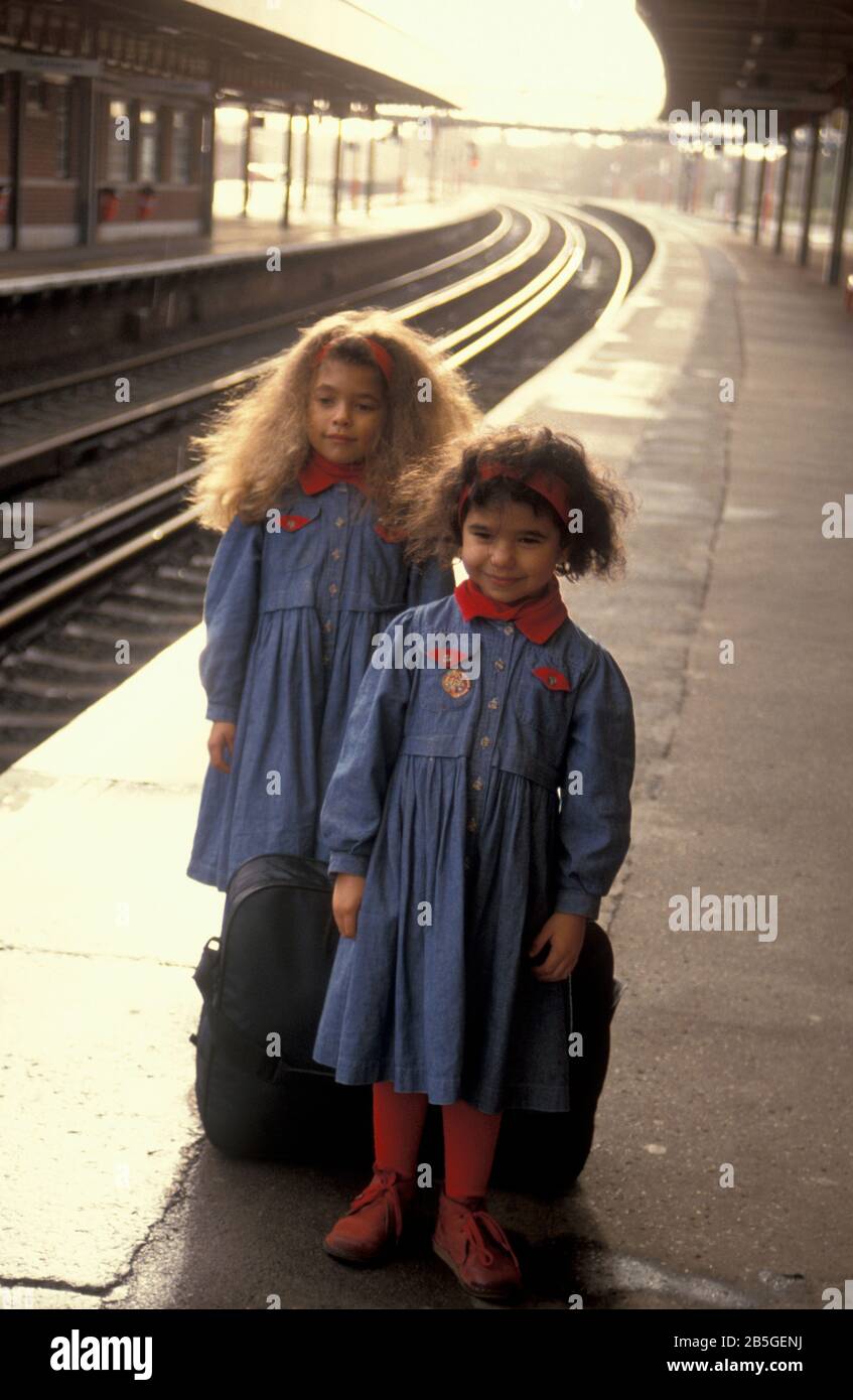 Zwei kleine Schwestern auf dem Bahnsteig warten auf den Zug Stockfoto