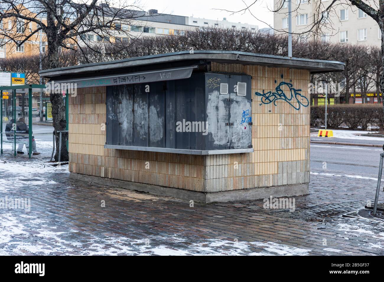Alter verfallener Schnellrestaurantskiosk im finnischen Hakaniemi-Viertel in Helsinki Stockfoto