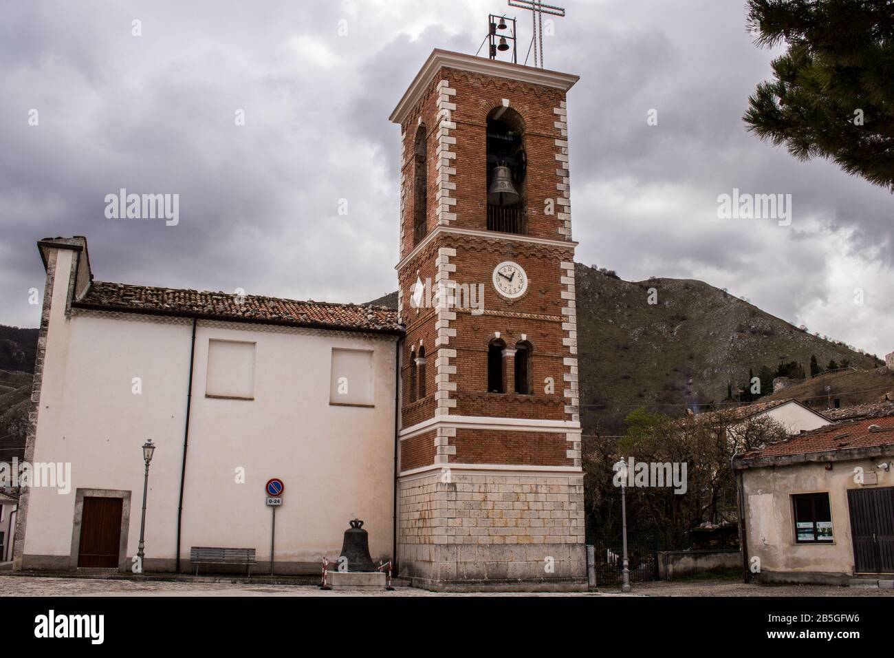 Piazza di Civita Superiore: Die Kirche San Giovanni. Das Dorf Civita Superiore in Bojano, erbaut im 11. Jahrhundert von den Normannen. Stockfoto