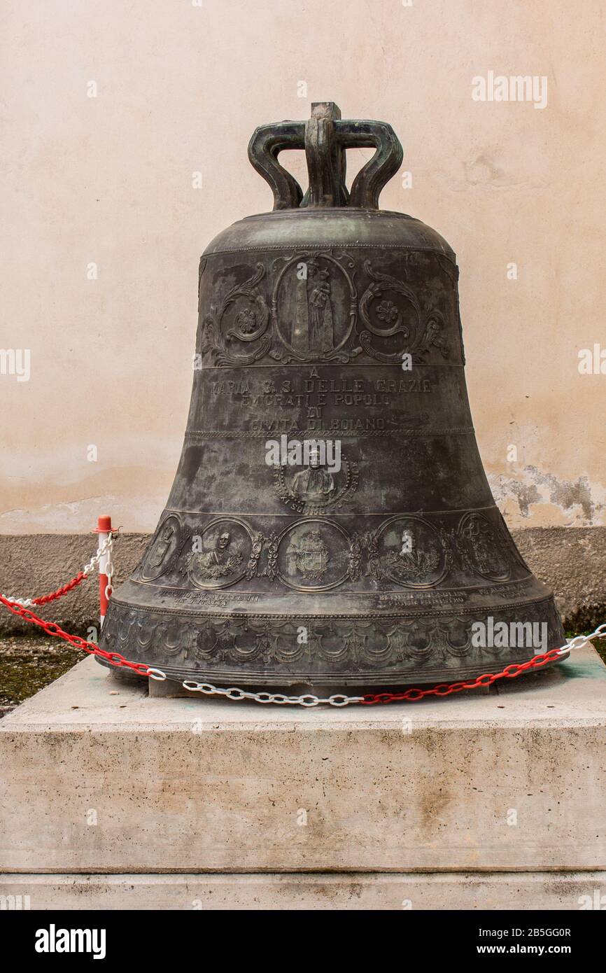 Glocke auf dem Platz von Civita Superiore: Die Kirche San Giovanni. Das Dorf Civita Superiore in Bojano, erbaut im 11. Jahrhundert von den Normanninnen Stockfoto