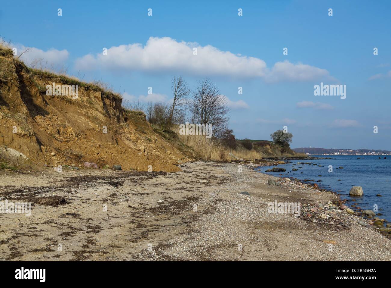 Dies ist der Strand von Sierksdorf. Neben feinen Sandstränden gibt es auch Naturstrände, wie auf diesem Foto gezeigt. Stockfoto