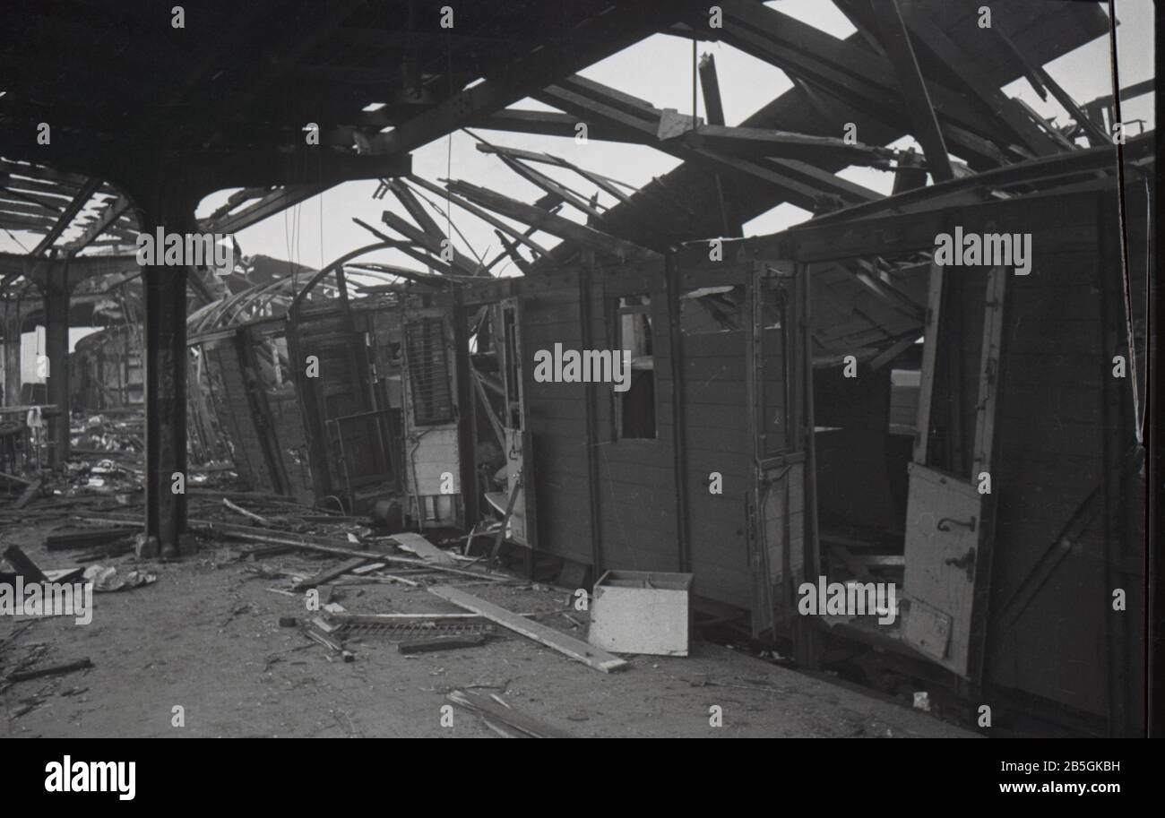 Bombenanschläge / Bombenanschläge auf deutschen Bahnhof / Bombenanschläge / Bombennacht auf deutschen Bahnhof Stockfoto