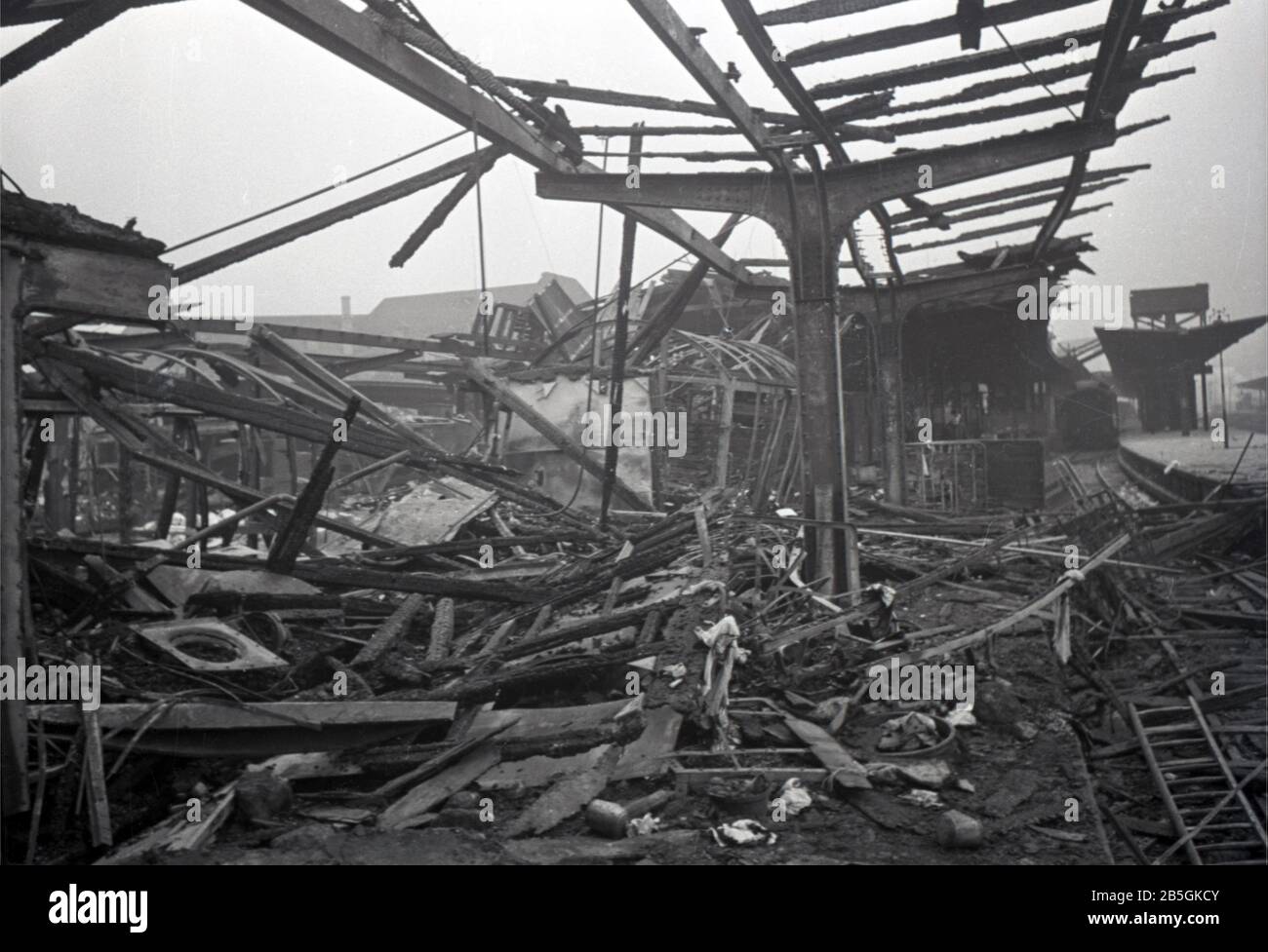 Bombenanschläge / Bombenanschläge auf deutschen Bahnhof / Bombenanschläge / Bombennacht auf deutschen Bahnhof Stockfoto