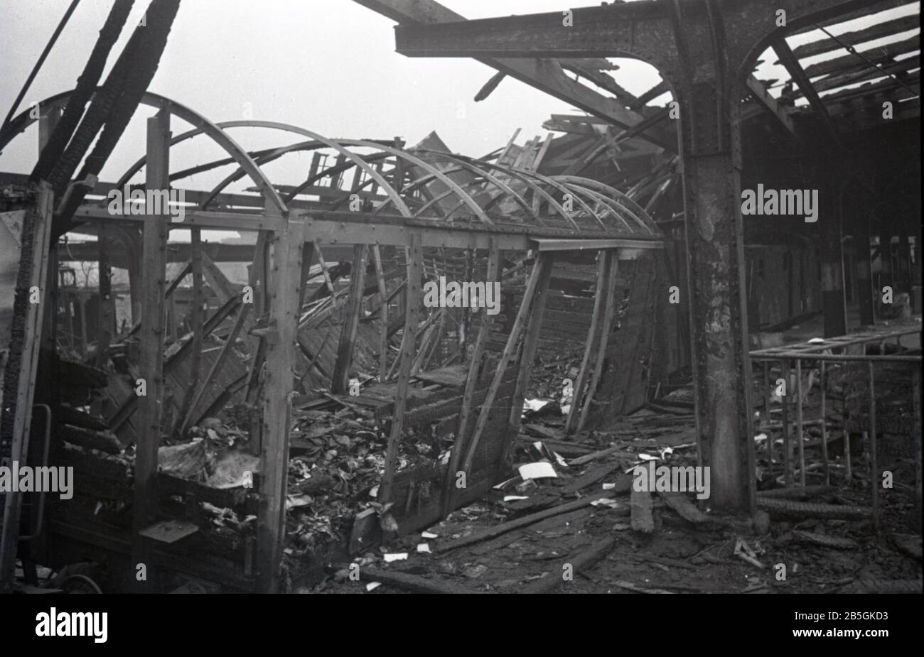 Bombenanschläge / Bombenanschläge auf deutschen Bahnhof / Bombenanschläge / Bombennacht auf deutschen Bahnhof Stockfoto